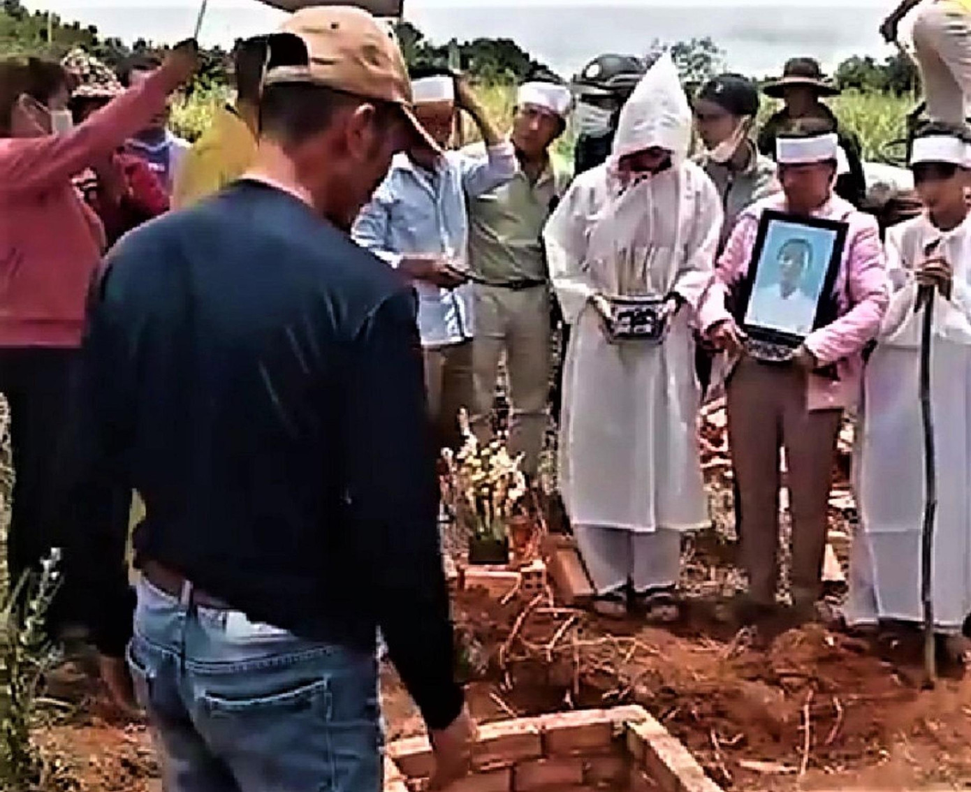 Người thân, hàng xóm lo mai táng cho bà L. Người thân, hàng xóm lo mai táng cho bà L.