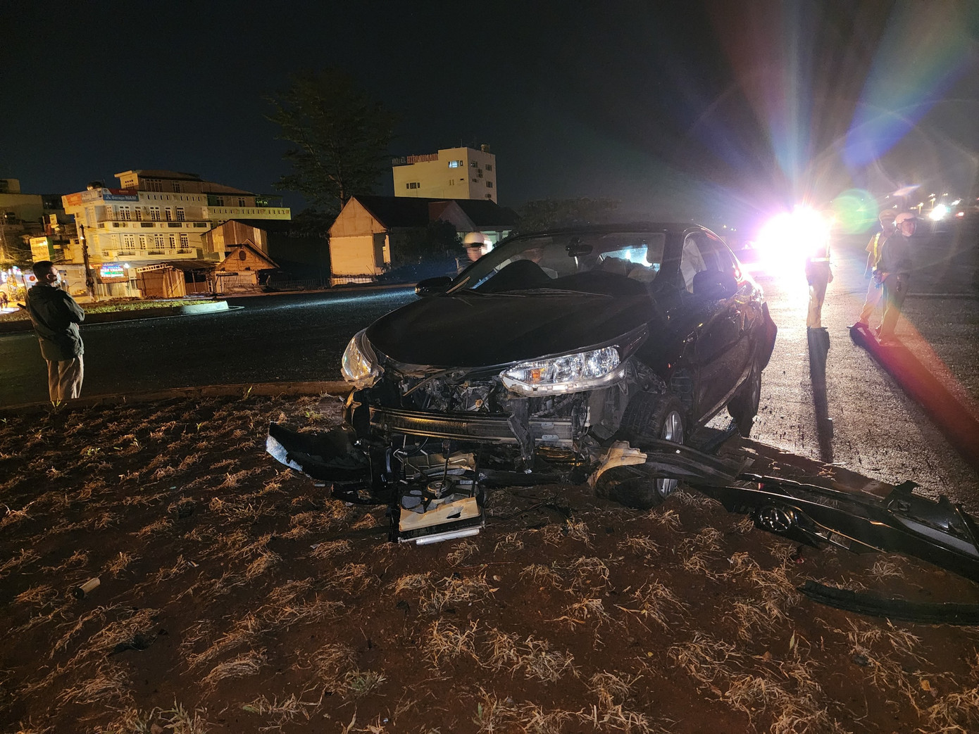 Vụ xe con leo lên bùng binh khiến 1 người chết