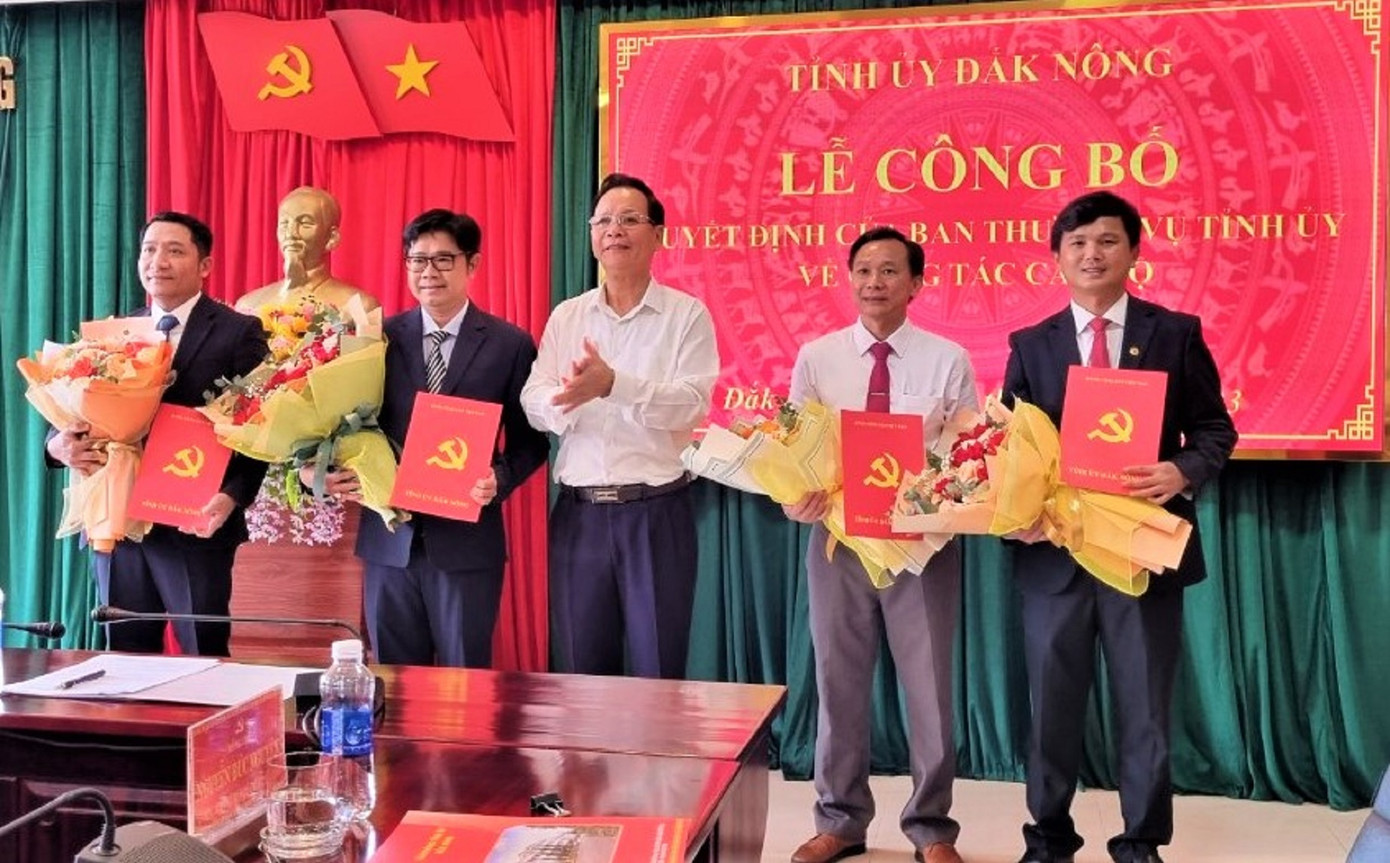 Các cán bộ được trao quyết định luân chuyển, điều động, bổ nhiệm vị trí công tác mới Các cán bộ được trao quyết định luân chuyển, điều động, bổ nhiệm vị trí công tác mới