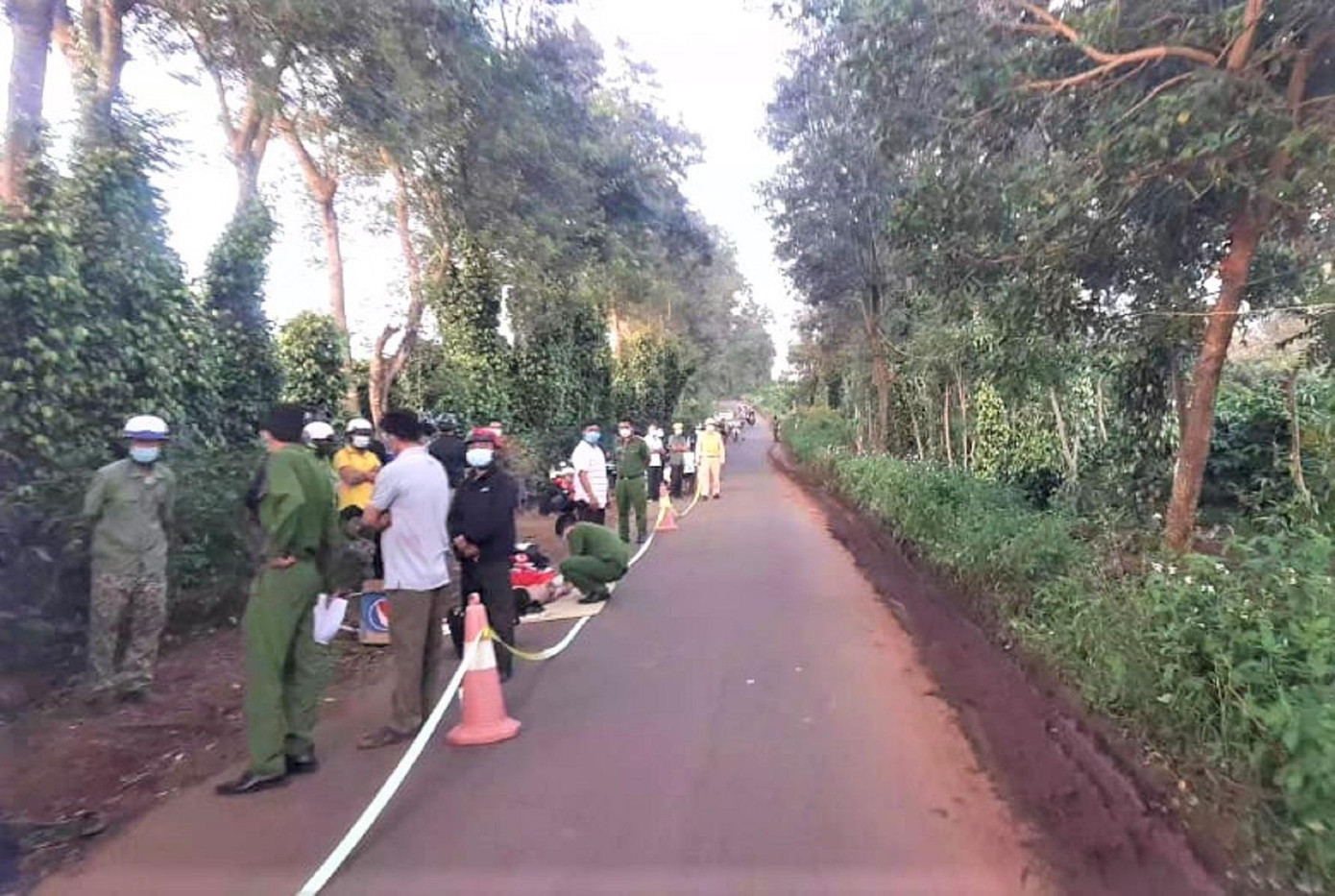 Hiện trường vụ tai nạn khiến nam sinh lớp 6 tử vong. Ảnh: Nguyễn Cường Hiện trường vụ tai nạn khiến nam sinh lớp 6 tử vong. Ảnh: Nguyễn Cường