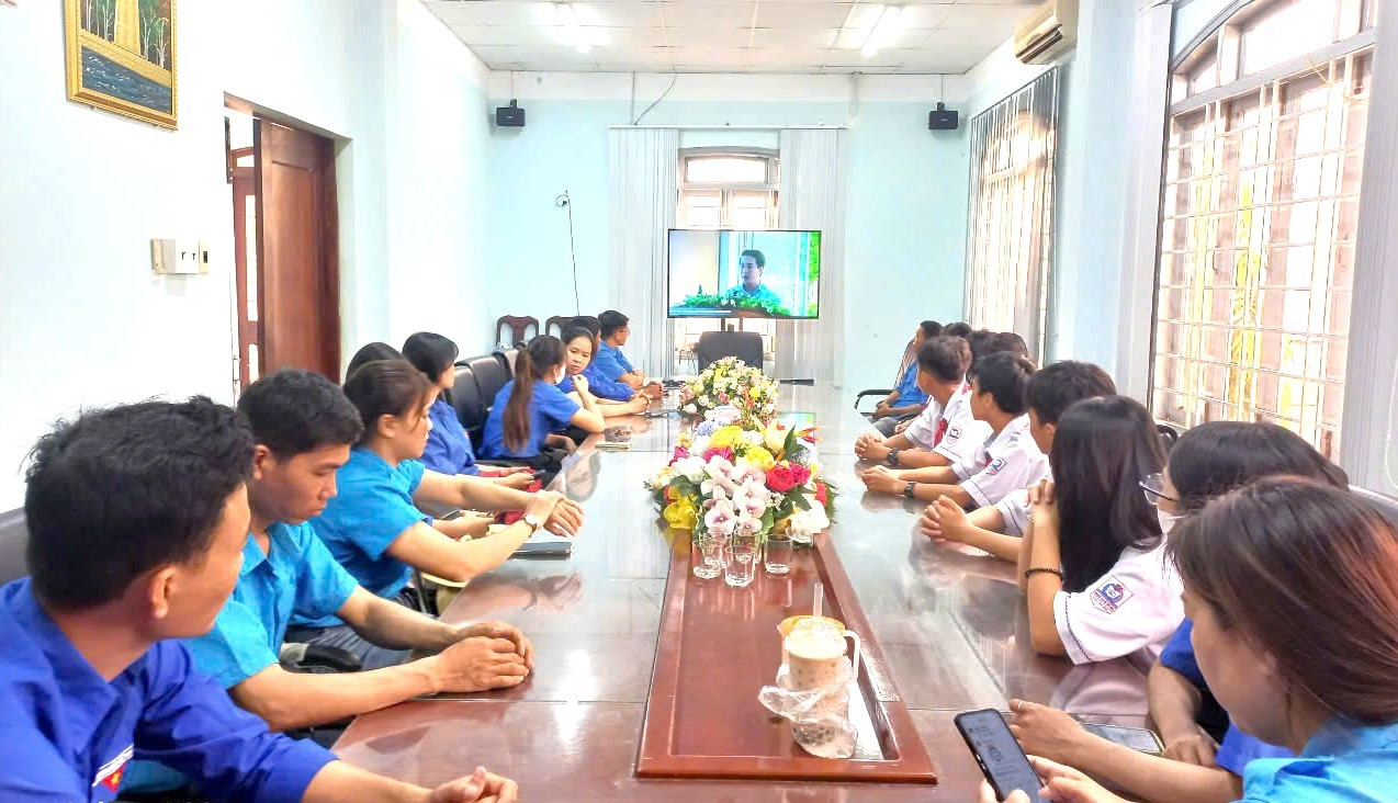 Các em học sinh cũng tham gia lễ phát động, ủng hộ bà con bị ảnh hưởng do bão lũ Các em học sinh cũng tham gia lễ phát động, ủng hộ bà con bị ảnh hưởng do bão lũ