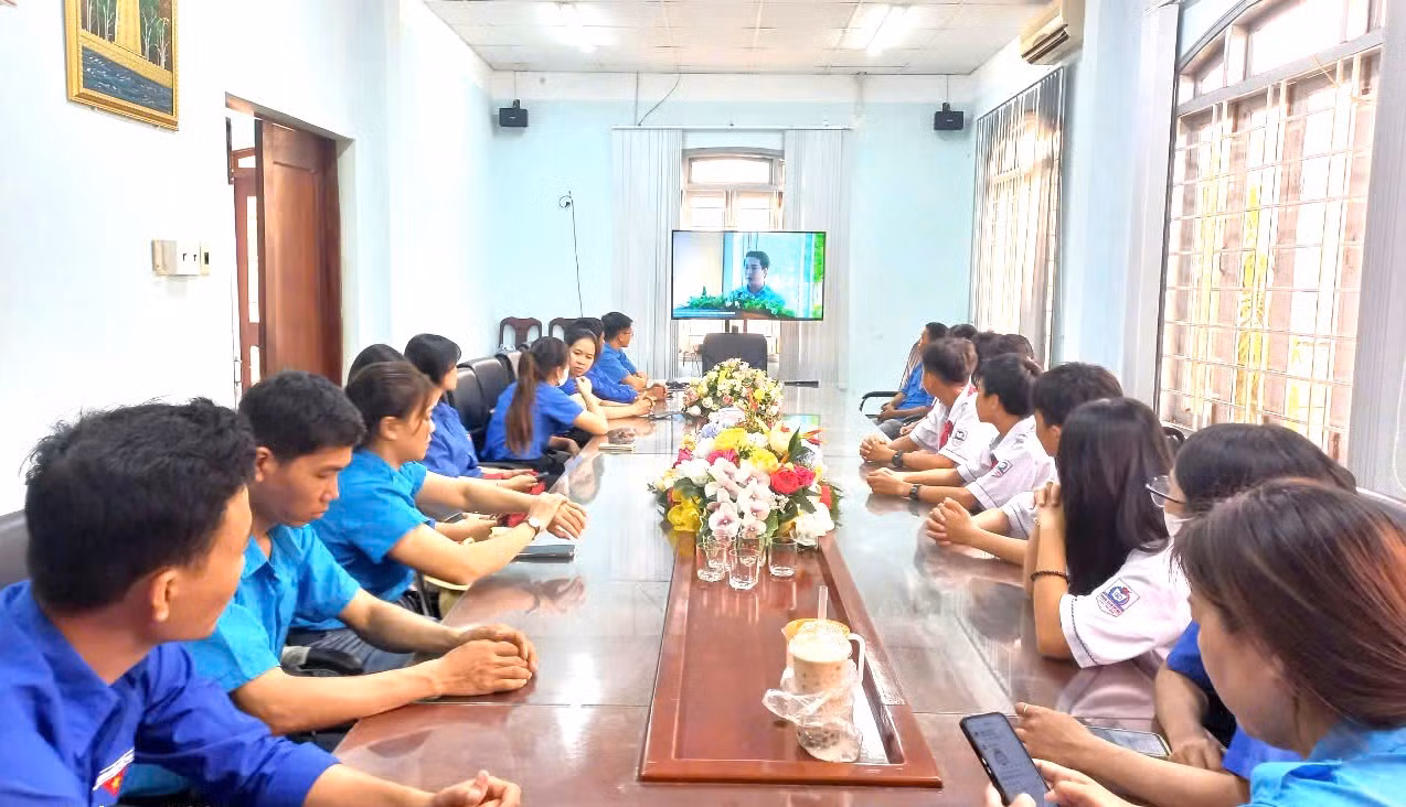 Các em học sinh cũng tham gia lễ phát động, ủng hộ bà con bị ảnh hưởng do bão lũ Các em học sinh cũng tham gia lễ phát động, ủng hộ bà con bị ảnh hưởng do bão lũ