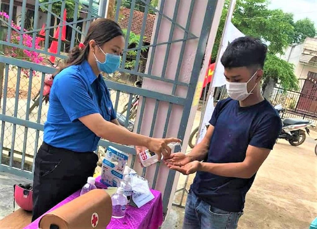 Giúp người dân xát khuẩn tay trước khi vào khu vực bỏ phiếu Giúp người dân xát khuẩn tay trước khi vào khu vực bỏ phiếu