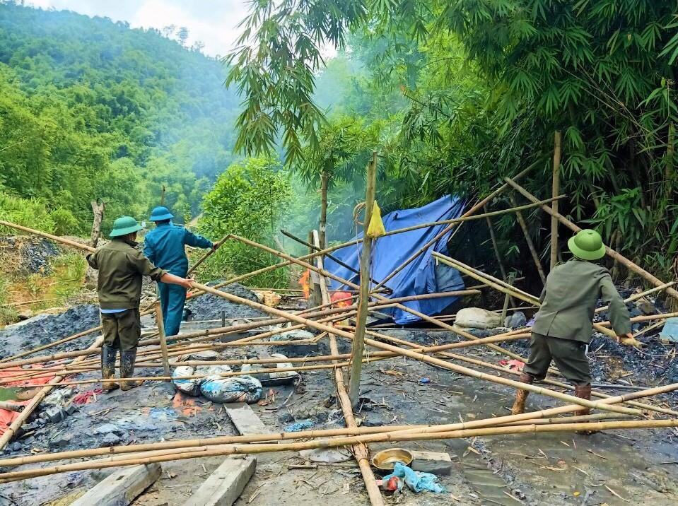 Lực lượng chức năng phá dỡ lán trại của các đối tượng khai thác vàng