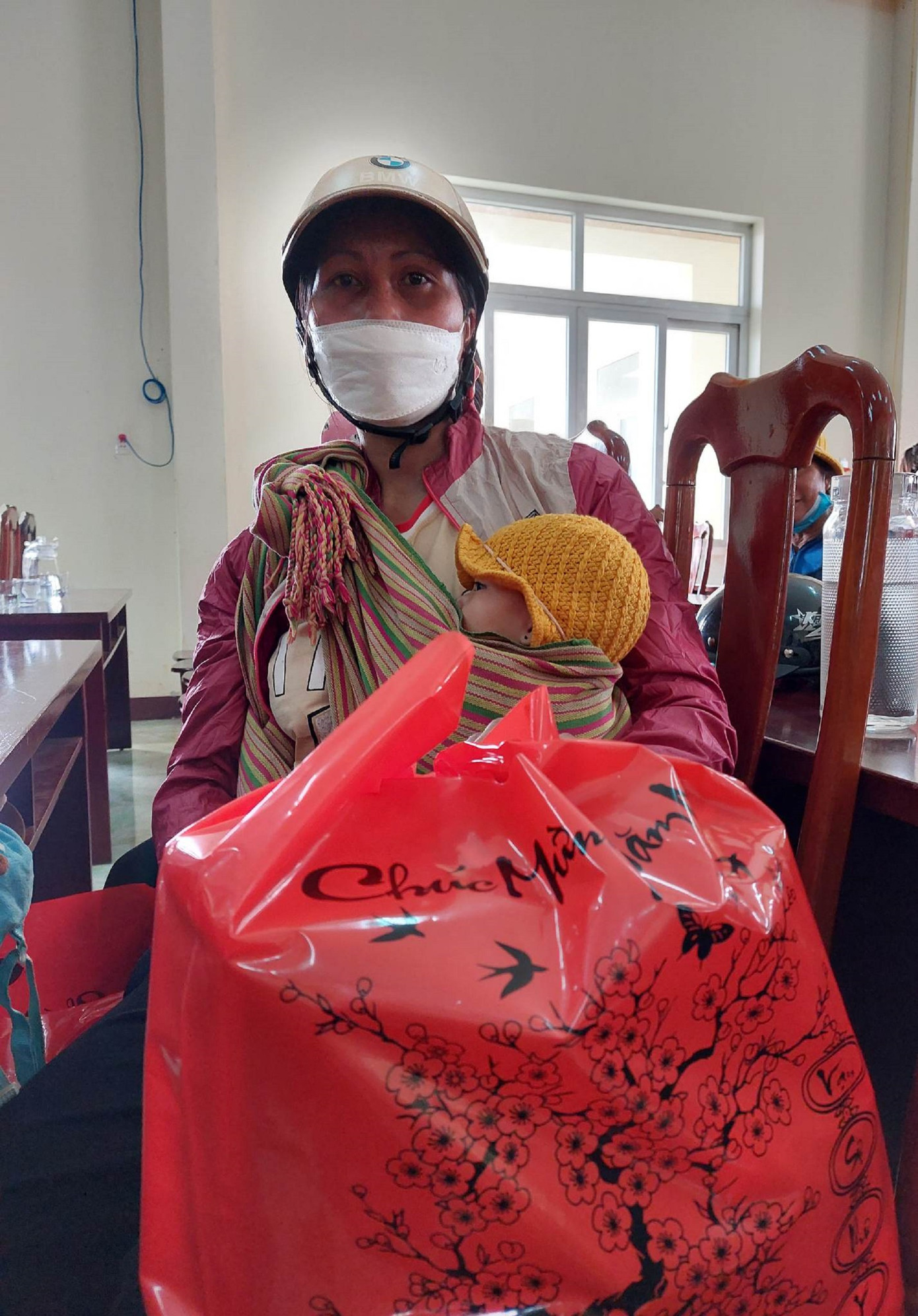 Chị H Hel Ksơr địu con nhỏ đi nhận quà Chị H Hel Ksơr địu con nhỏ đi nhận quà