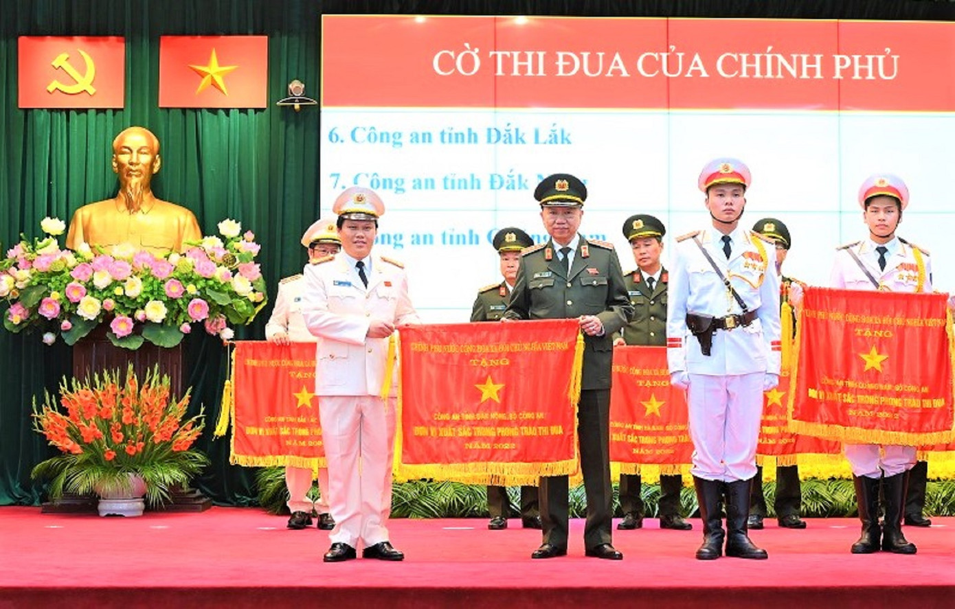 Thừa ủy quyền của Thủ tướng Chính phủ, Đại tướng Tô Lâm, Bộ trưởng Bộ Công an trao Cờ thi đua xuất sắc trong phong trào thi đua Vì an ninh Tổ quốc cho Công an tỉnh Đắk Nông. Ảnh: Công an Đắk Nông.