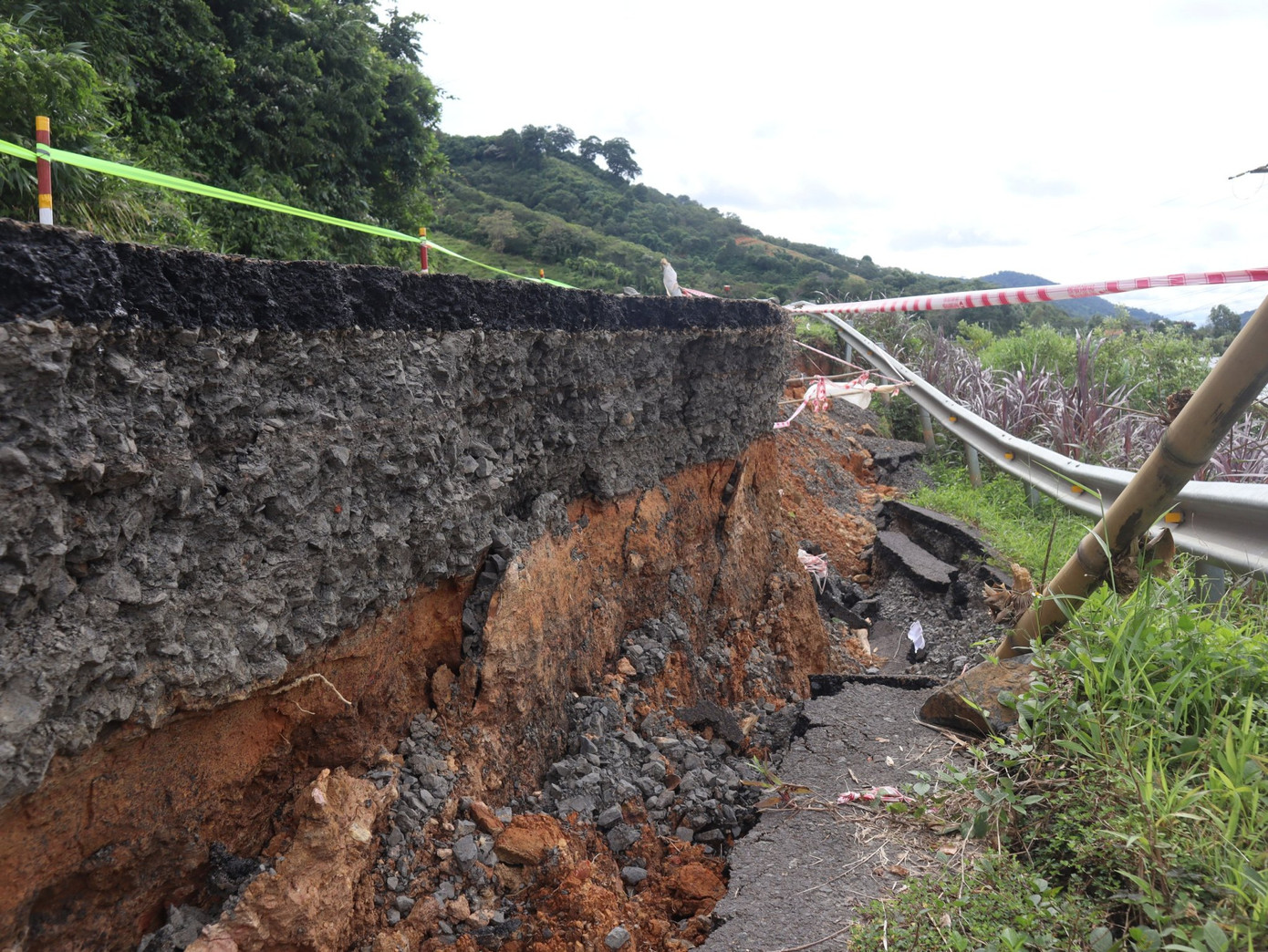 Điểm sạt lở tiềm ẩn nguy cơ tai nạn