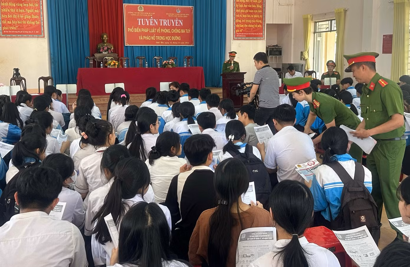 Cơ quan công an phối hợp tuyên truyền liên quan đến pháo nổ.