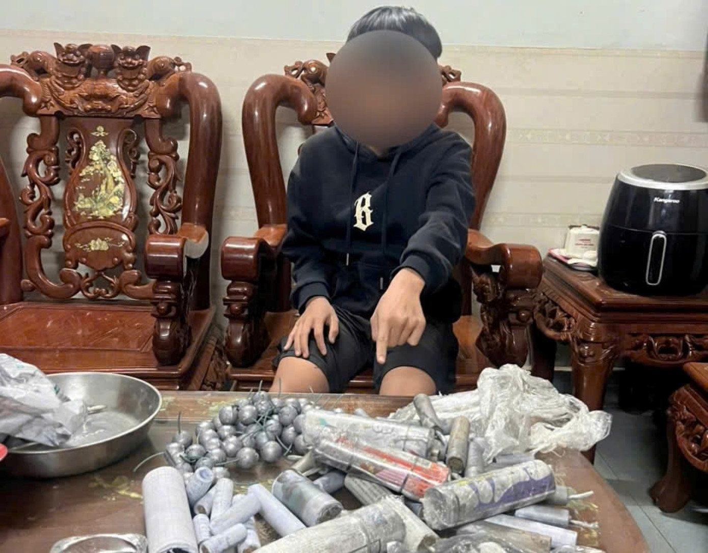 Một học sinh có hành vi tàng trữ, chế tạo pháo nổ trái phép Một học sinh có hành vi tàng trữ, chế tạo pháo nổ trái phép