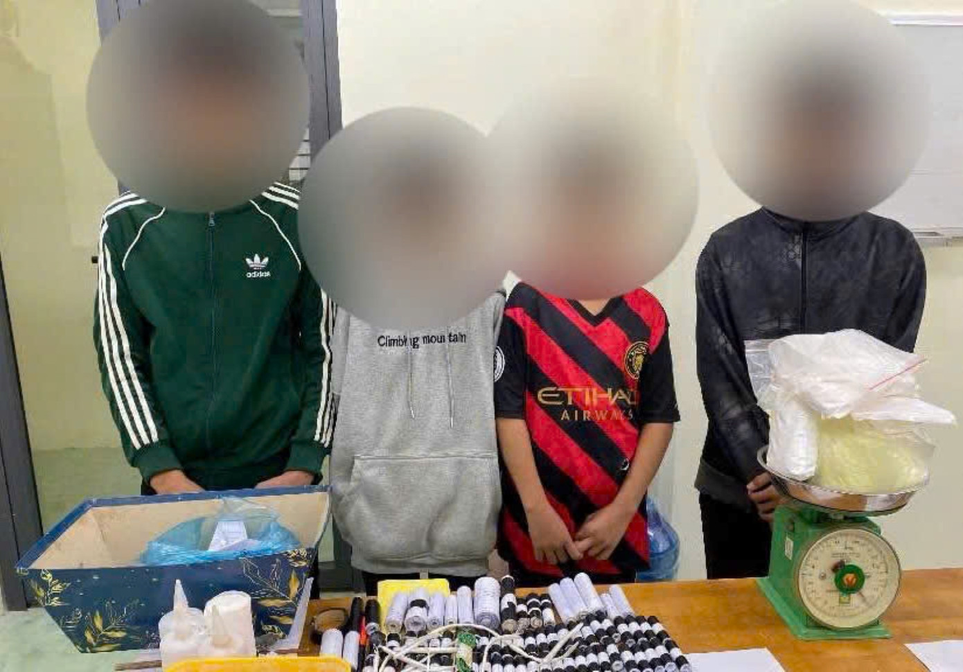 Bốn học sinh xã Đắk Sắk bị bắt quả tang về hành vi tàng trữ, chế tạo pháo nổ trái phép Bốn học sinh xã Đắk Sắk bị bắt quả tang về hành vi tàng trữ, chế tạo pháo nổ trái phép