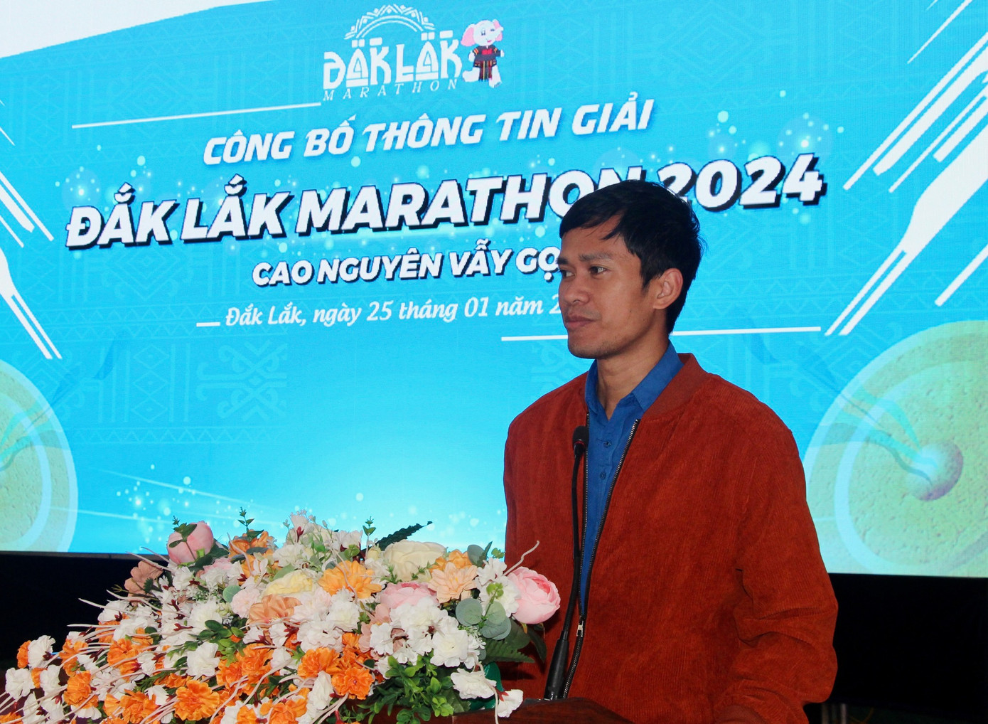 Anh Y Lê Pas Tơr, Phó Bí thư Tỉnh Đoàn, Chủ tịch Hội LHTN Việt Nam tỉnh Đắk Lắk, đại diện ban tổ chức phát biểu Anh Y Lê Pas Tơr, Phó Bí thư Tỉnh Đoàn, Chủ tịch Hội LHTN Việt Nam tỉnh Đắk Lắk, đại diện ban tổ chức phát biểu