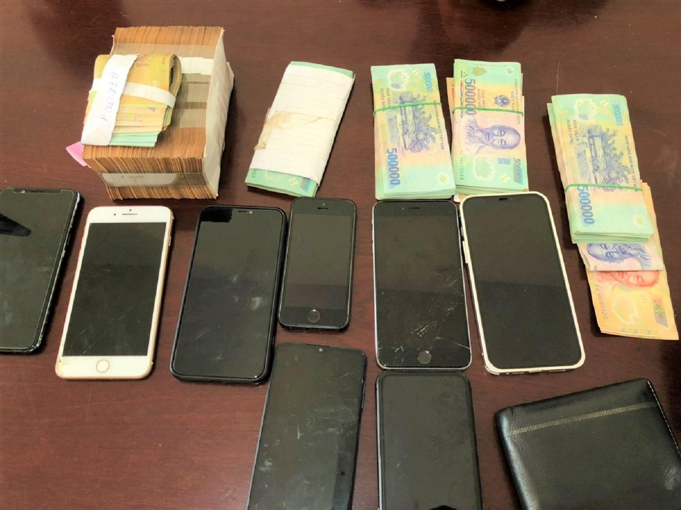 Tang vật thu giữ được trong đường dây cá độ bóng đá Tang vật thu giữ được trong đường dây cá độ bóng đá