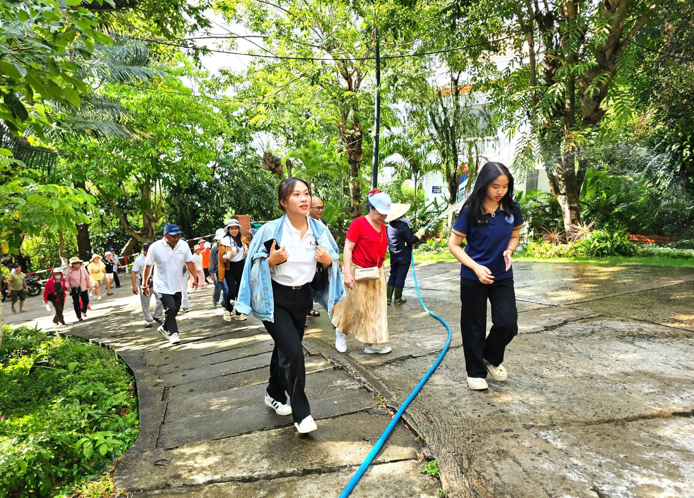 Du khách di chuyển lên tháp Nhạn. Du khách di chuyển lên tháp Nhạn.
