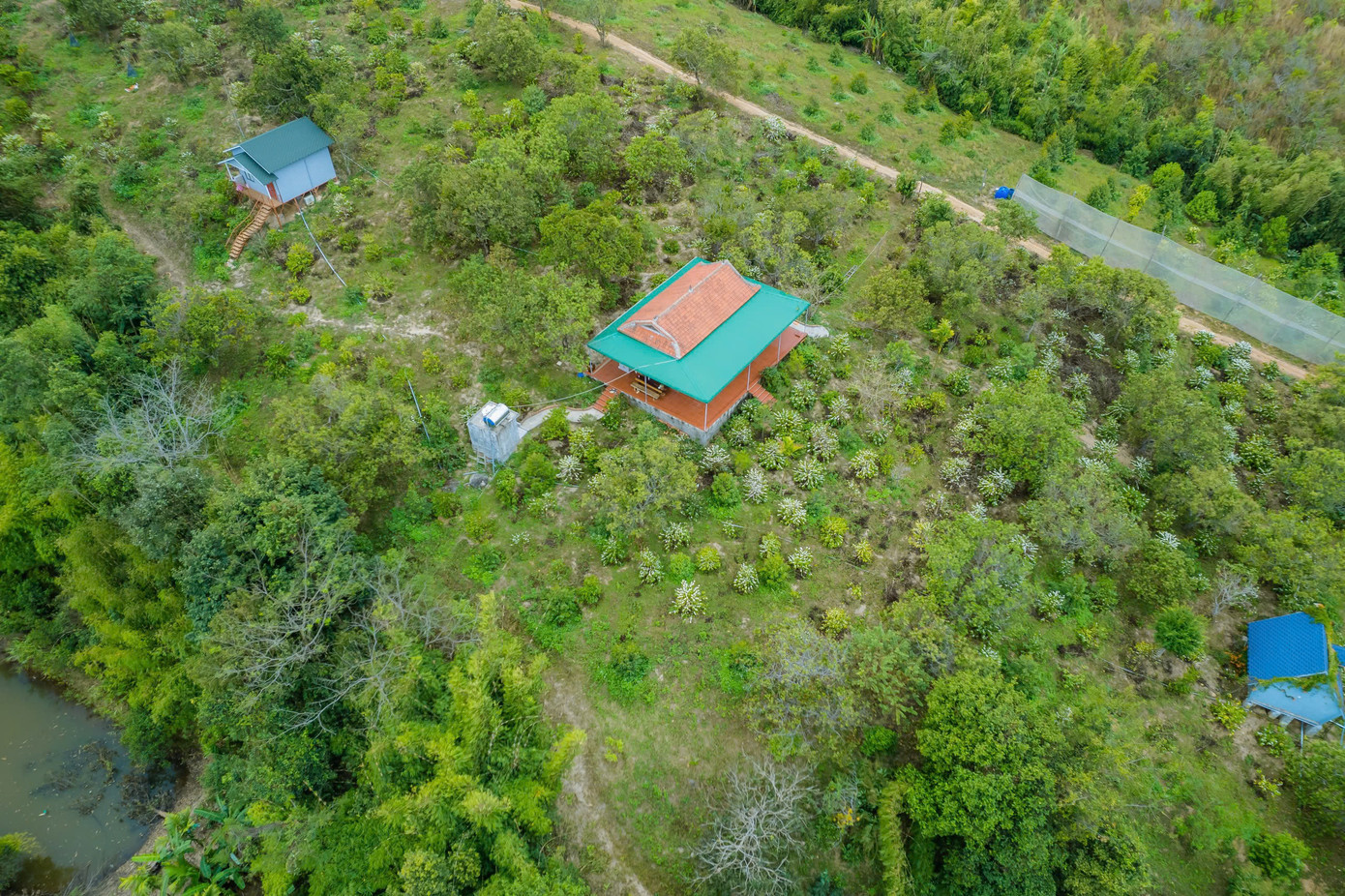 Một căn nhà được dùng làm nơi tu tập.