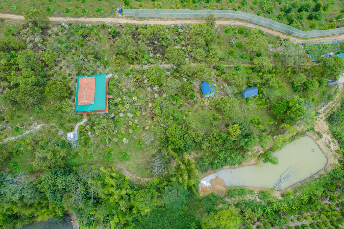 Khu tu tập nằm rải rác trên đồi.