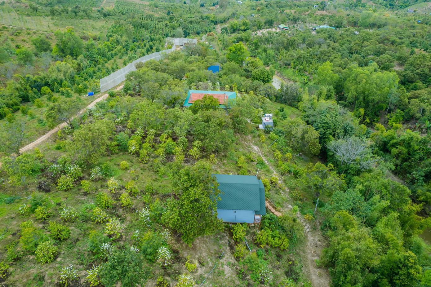 Sau khi cơ quan công an khám xét, khu tu tập được phơi bày.