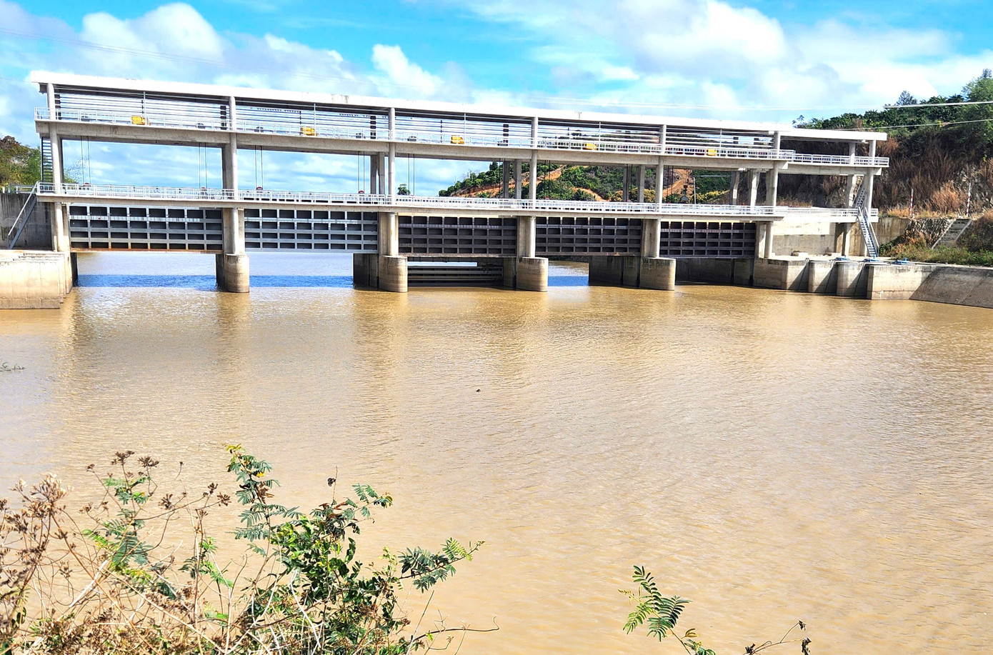 Trạm bơm được đặt ở Eo Đờn nhằm ngăn nước sông nhưng chưa hoàn thành xong. Trạm bơm được đặt ở Eo Đờn nhằm ngăn nước sông nhưng chưa hoàn thành xong.