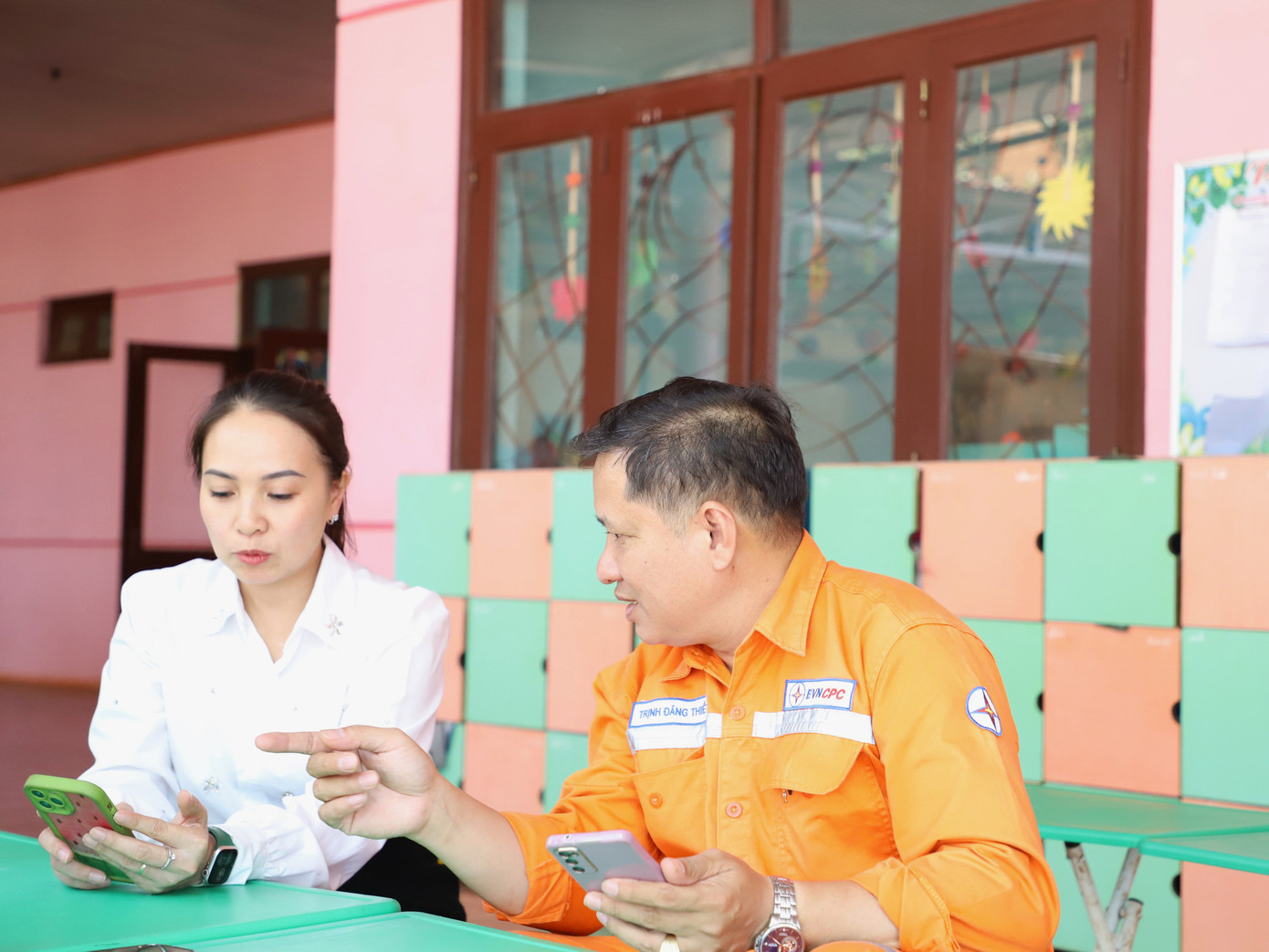 Nhân viên điện lực Đắk Nông hướng dẫn khách hàng cài đặt các kênh thông báo chính thức của ngành điện. Nhân viên điện lực Đắk Nông hướng dẫn khách hàng cài đặt các kênh thông báo chính thức của ngành điện.