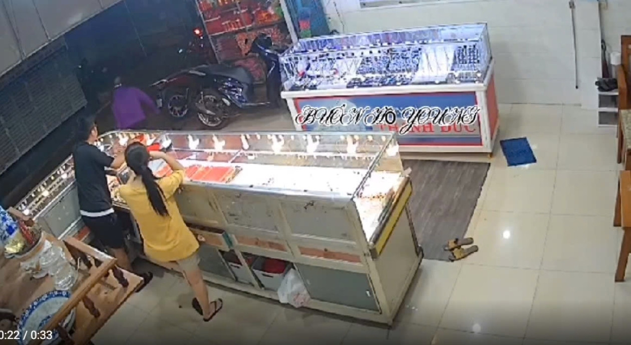 Người phụ nữ áo tím cầm vàng bỏ đi, chủ tiệm "đứng hình" vài giây