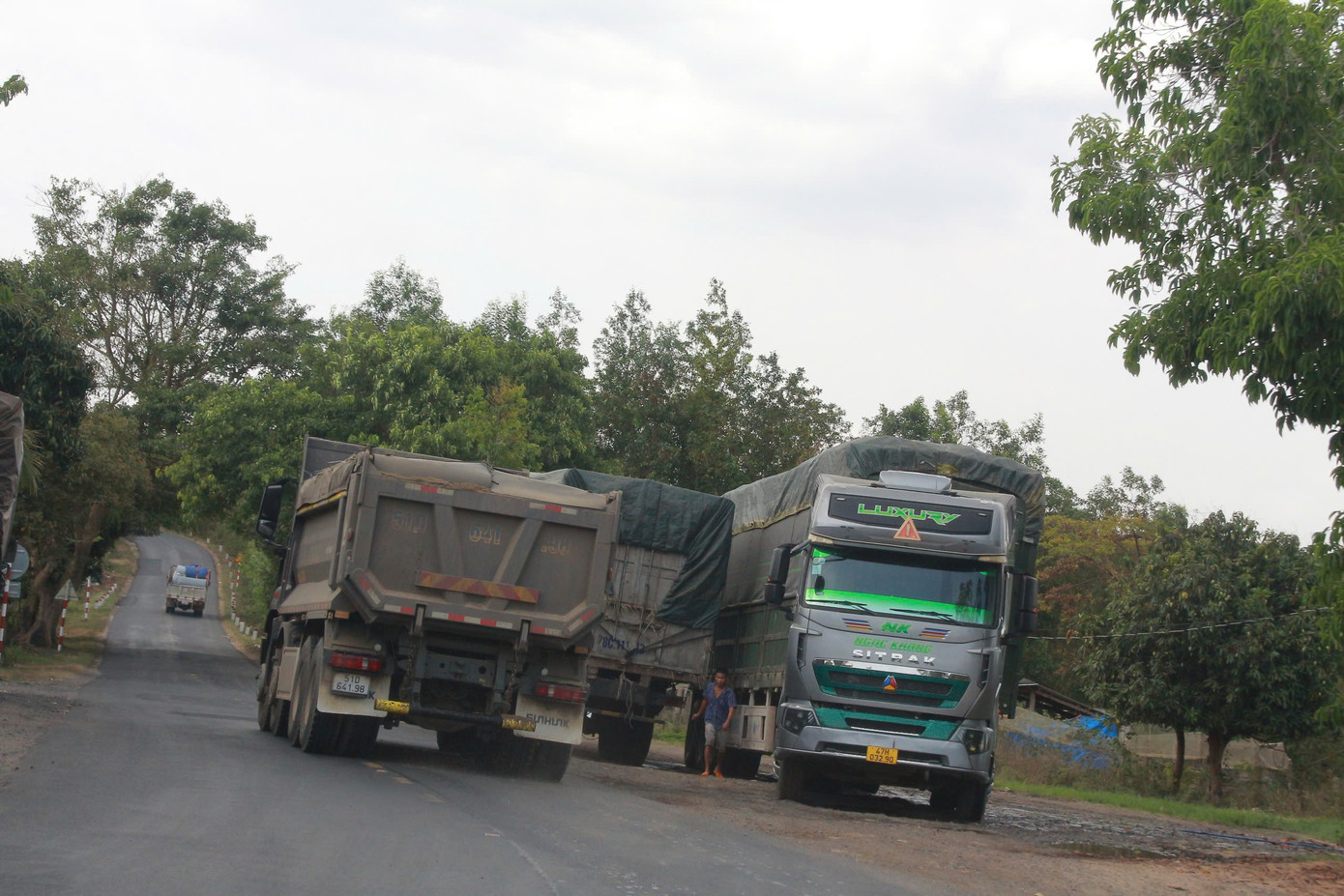 Quốc lộ 29 là tuyến đường huyết mạch kết nối biển-rừng song mặt đường khá hẹp Quốc lộ 29 là tuyến đường huyết mạch kết nối biển-rừng song mặt đường khá hẹp