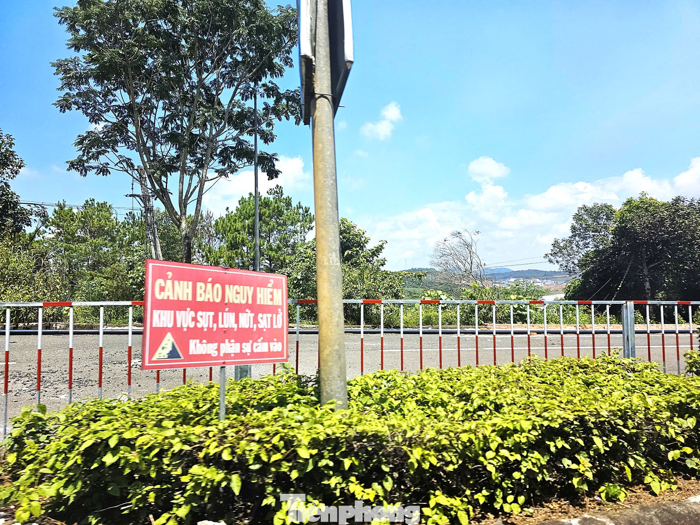 Cơ quan chức năng đã rào chắn, không cho đi qua khu vực sạt, trượt nguy hiểm. Cơ quan chức năng đã rào chắn, không cho đi qua khu vực sạt, trượt nguy hiểm.