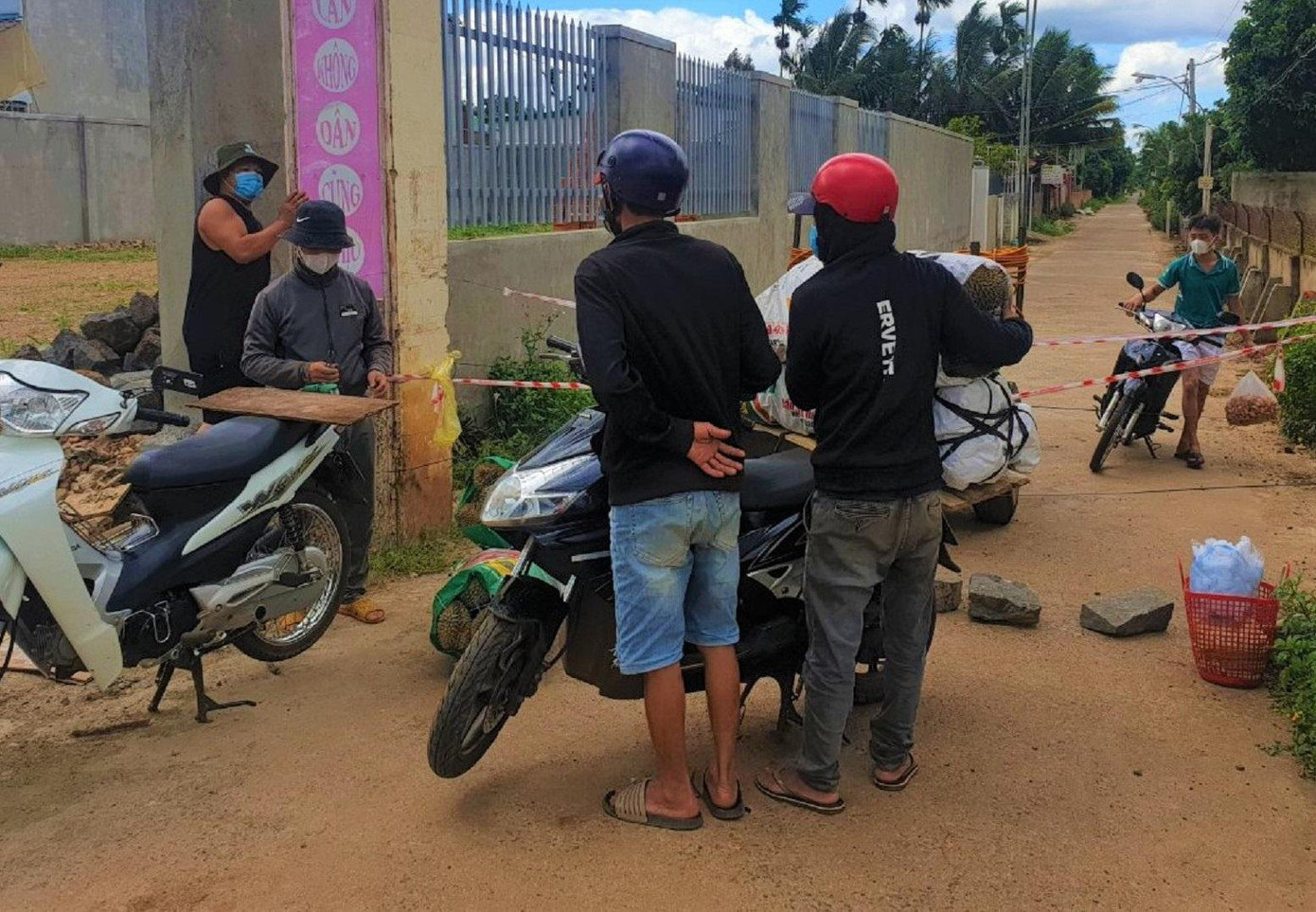 Người dân đưa sầu riêng ra khu cách ly