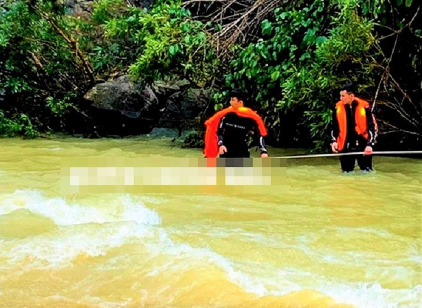 Lực lượng cứu hộ, cứu nạn đang tìm kiếm nam tài xế rơi xuống sông. Ảnh: CTB