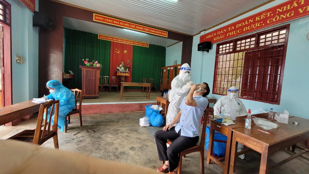 Lực lượng y tế Đắk Lắk test nhanh COVID-19 cho người dân Lực lượng y tế Đắk Lắk test nhanh COVID-19 cho người dân