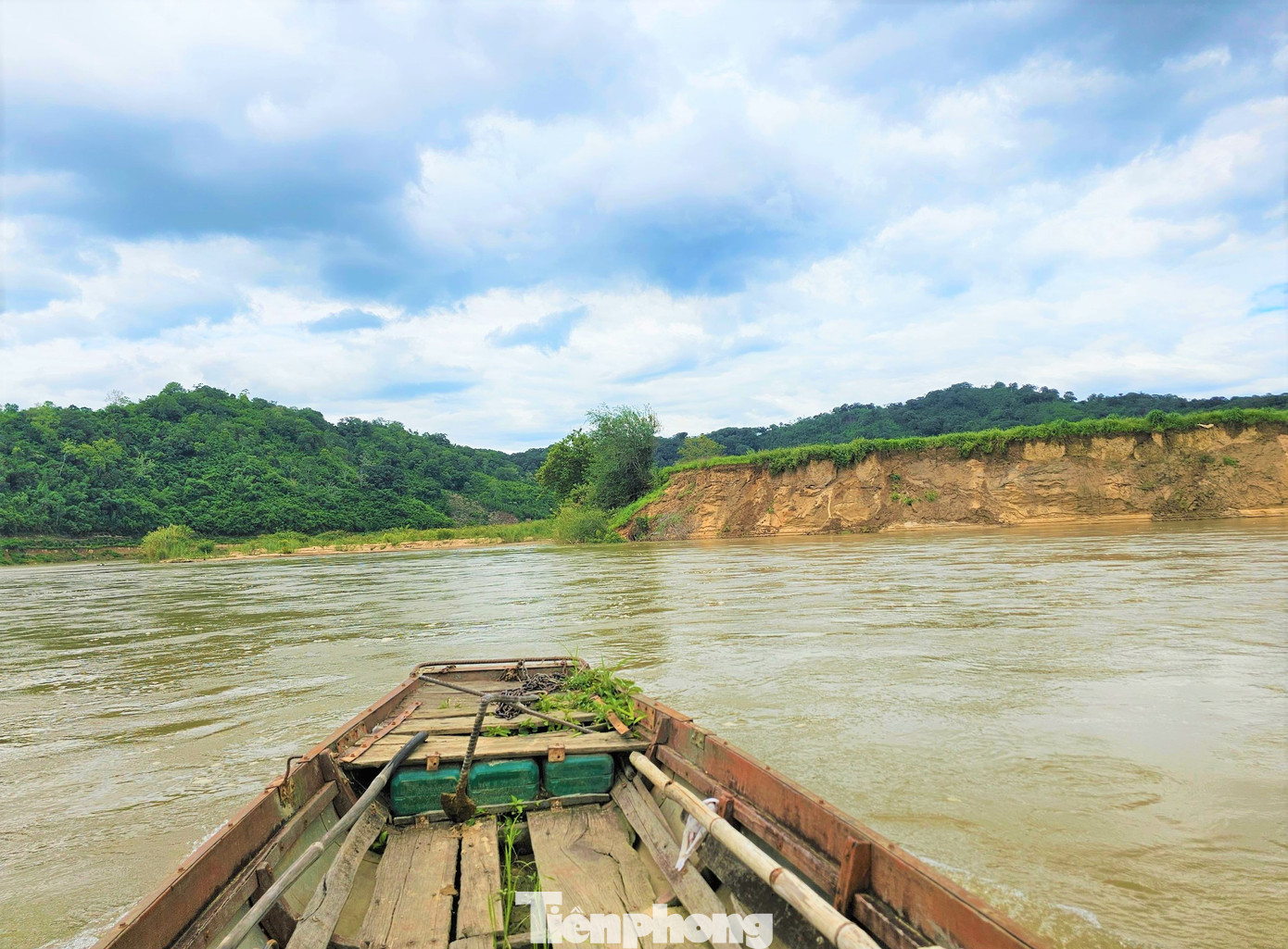 Đến nay, trên bờ sông đã có 24 điểm sạt lở nghiêm trọng.