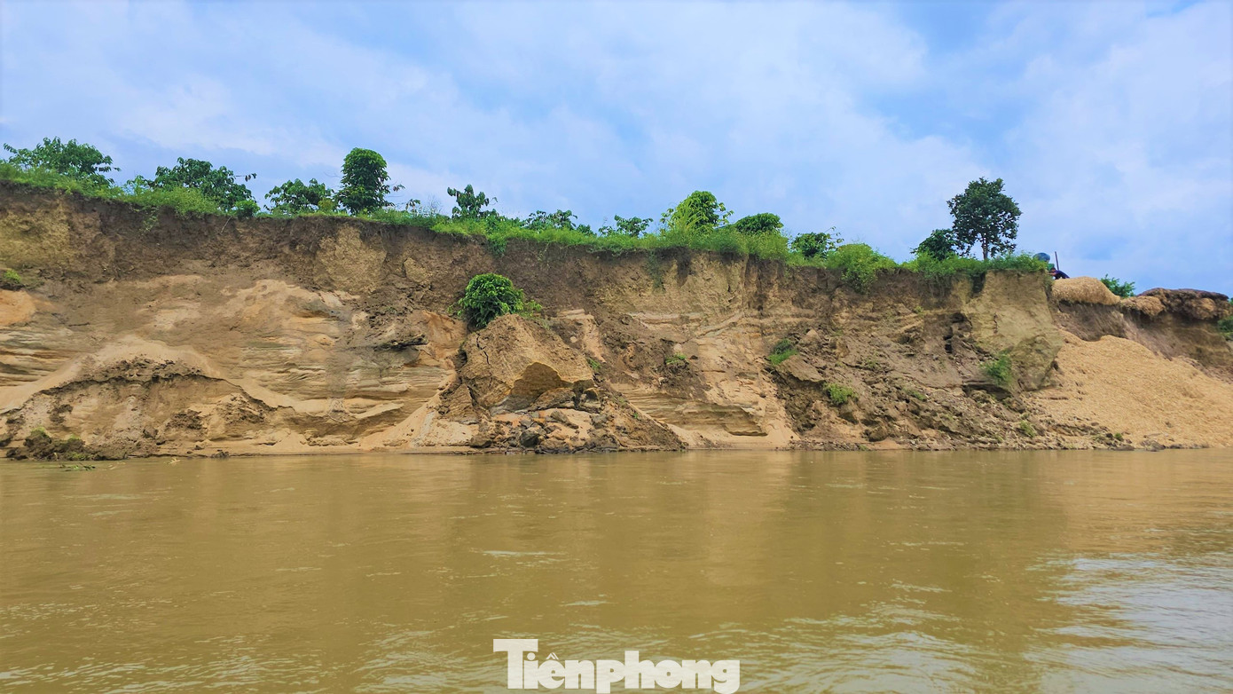 Hình ảnh bờ sông Krông Nô bị sạt lở.