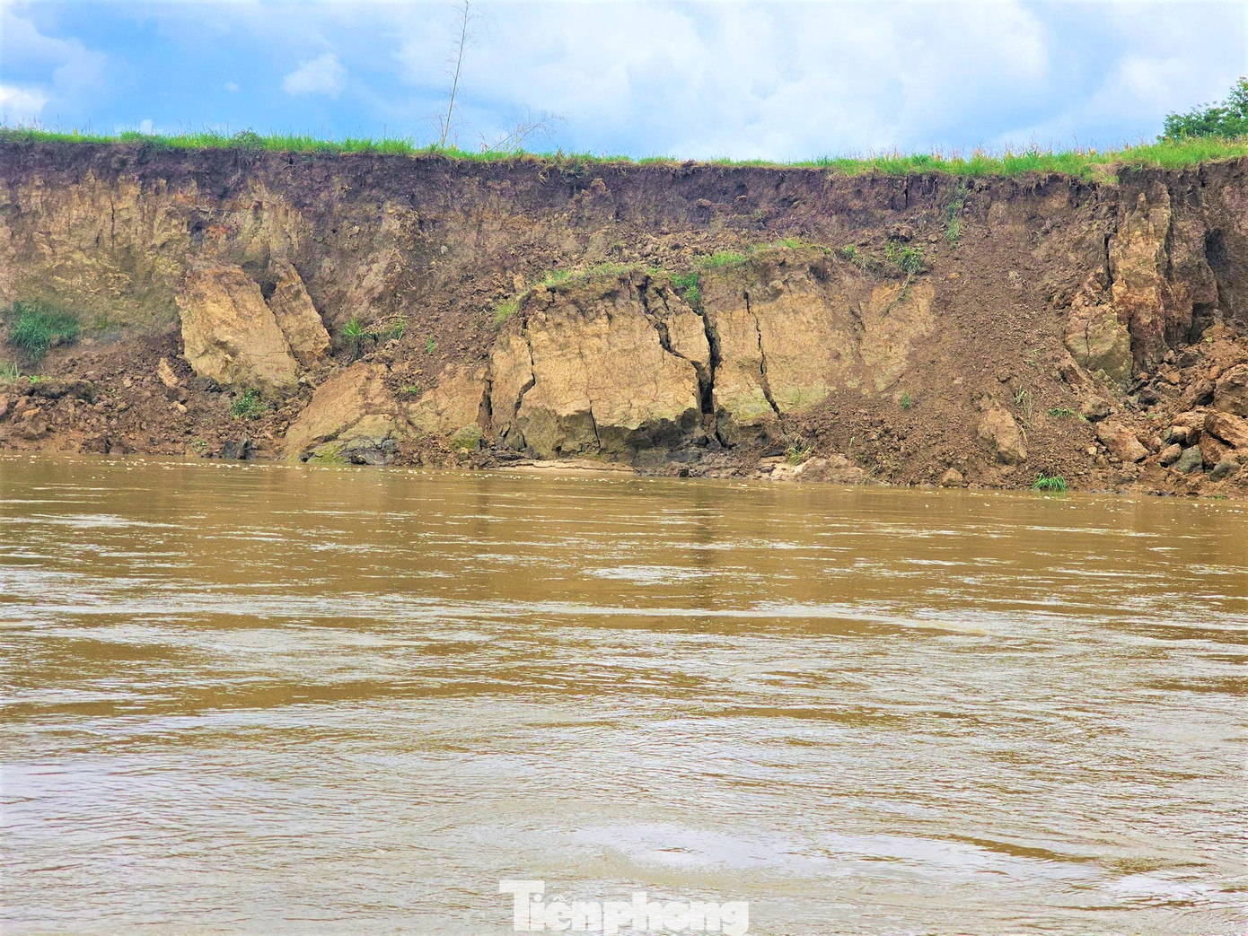 Những khối đất đá cứ dần bị rơi xuống sông.