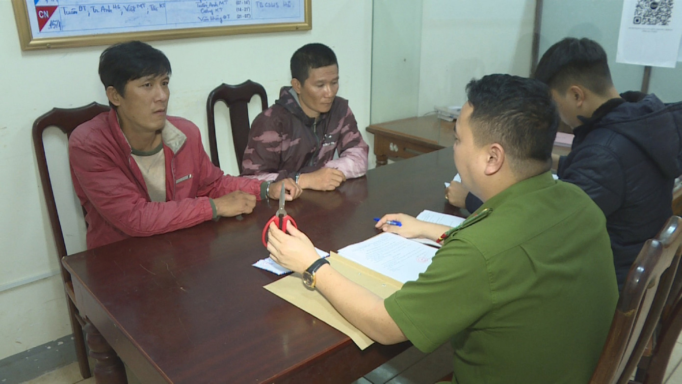 Hai đối tượng giả danh công an Hai đối tượng giả danh công an