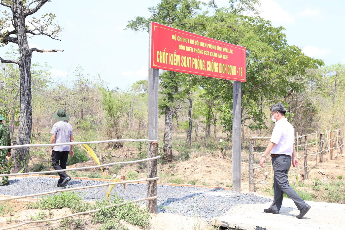 Các chốt kiểm soát phòng chống dịch được bố trí dọc đường biên tiếp giáp Campuchia