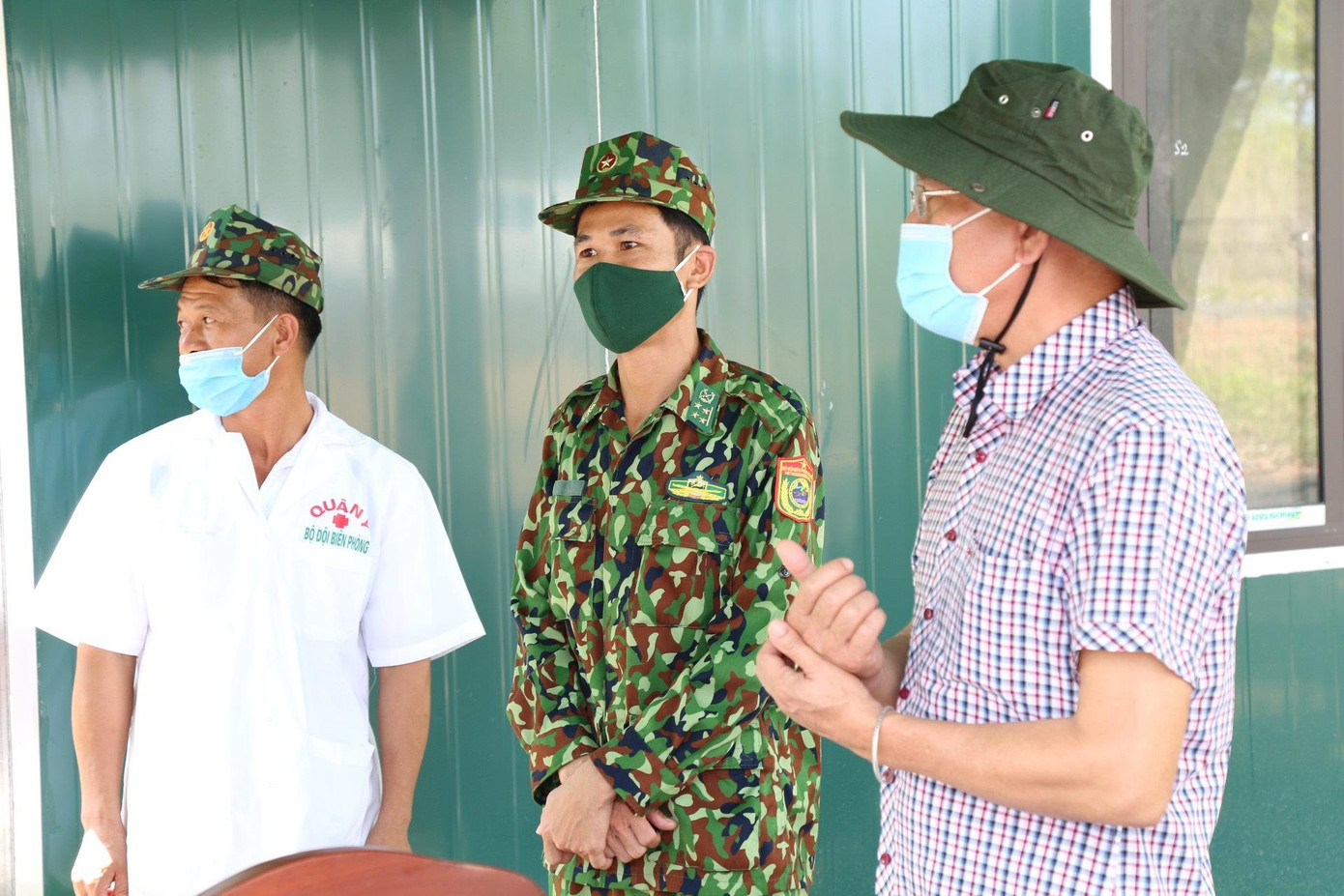 Đoàn công tác của ngành Y tế thăm chốt kiểm soát dịch tại đồn biên phòng thuộc huyện Ea Súp