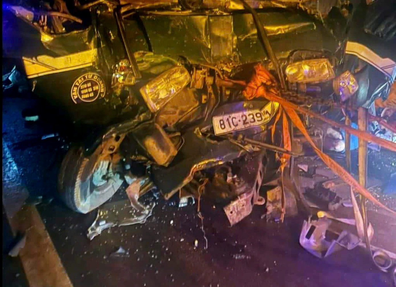 Đầu xe tải bị dập nát