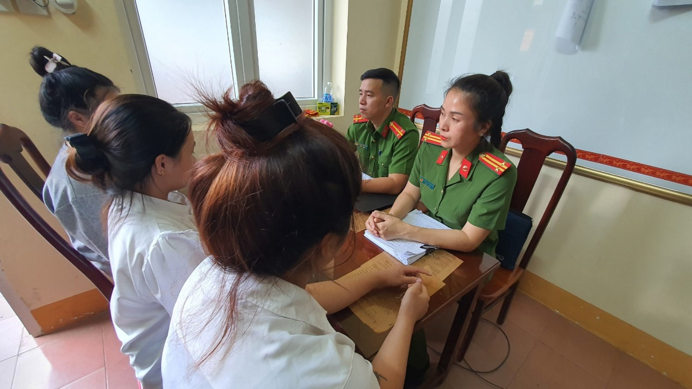 Ba đối tượng nữ bị bắt tạm giam để phục vụ công tác điều tra Ba đối tượng nữ bị bắt tạm giam để phục vụ công tác điều tra