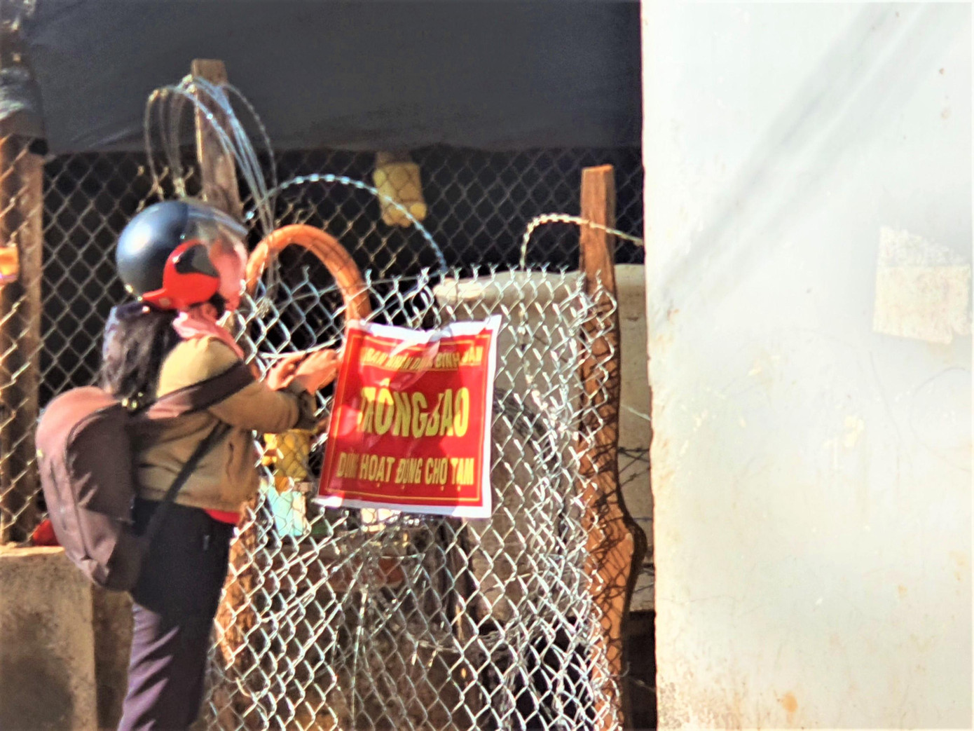 Chính quyền dùng thép gai, lưới B40 rào chắn các lối vào chợ