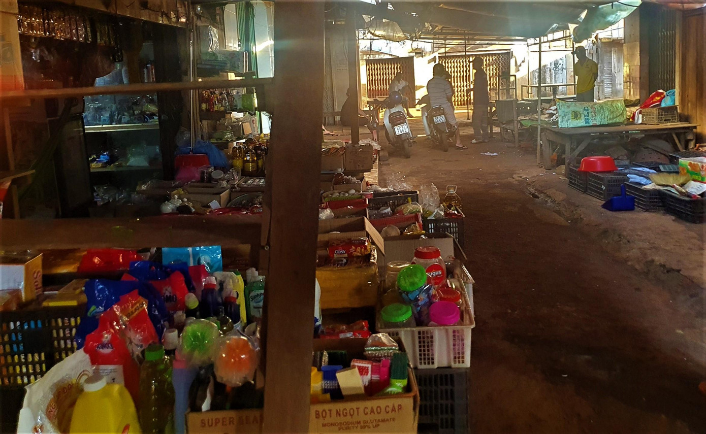 Nhiều hộ dân sống bằng nghề buôn bán trong chợ lo lắng khi kế sinh nhai bị ảnh hưởng