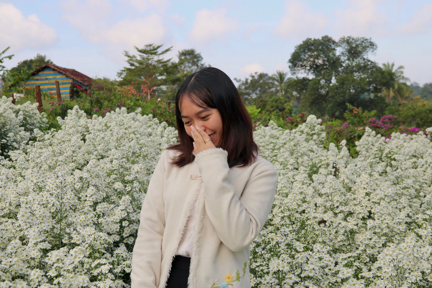 Thiếu nữ e ấp bên vườn hoa Thiếu nữ e ấp bên vườn hoa