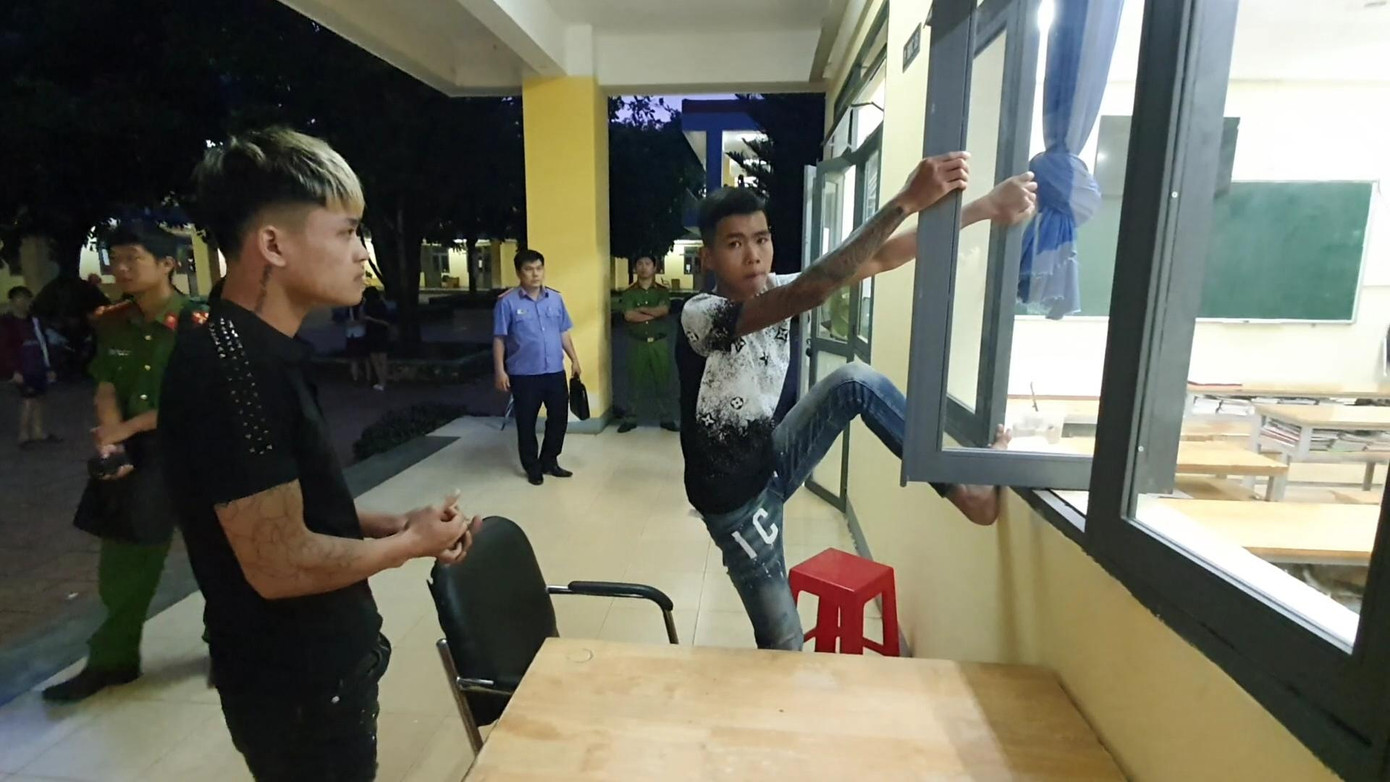 Các đối tượng diễn lại hành vi đột nhập vào trường để trộm cắp
