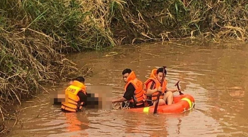 Lực lượng cứu hộ trục vớt thi thể một trẻ đuối nước