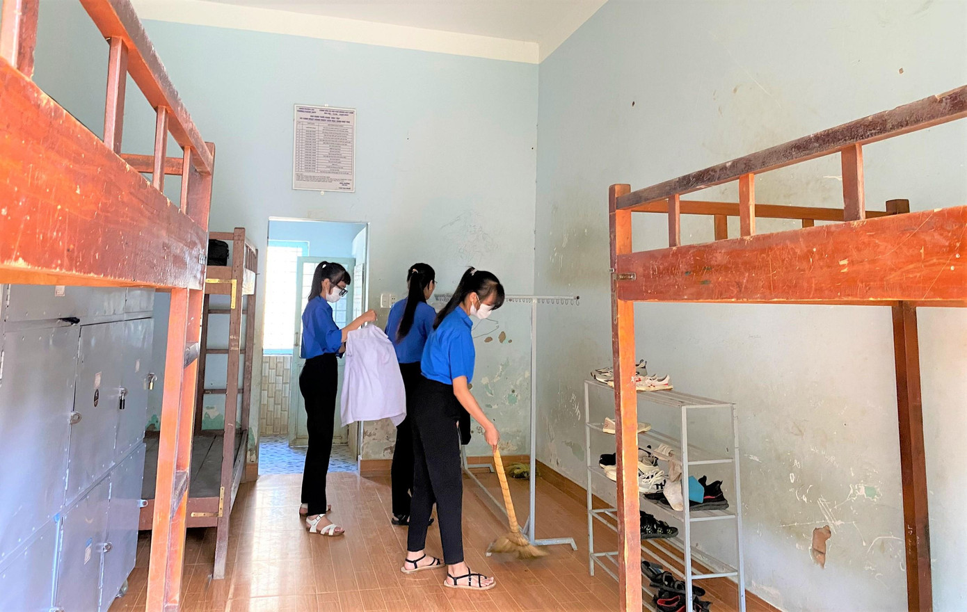 Các tình nguyện viên dọn dẹp nơi ở cho thí sinh ở lại