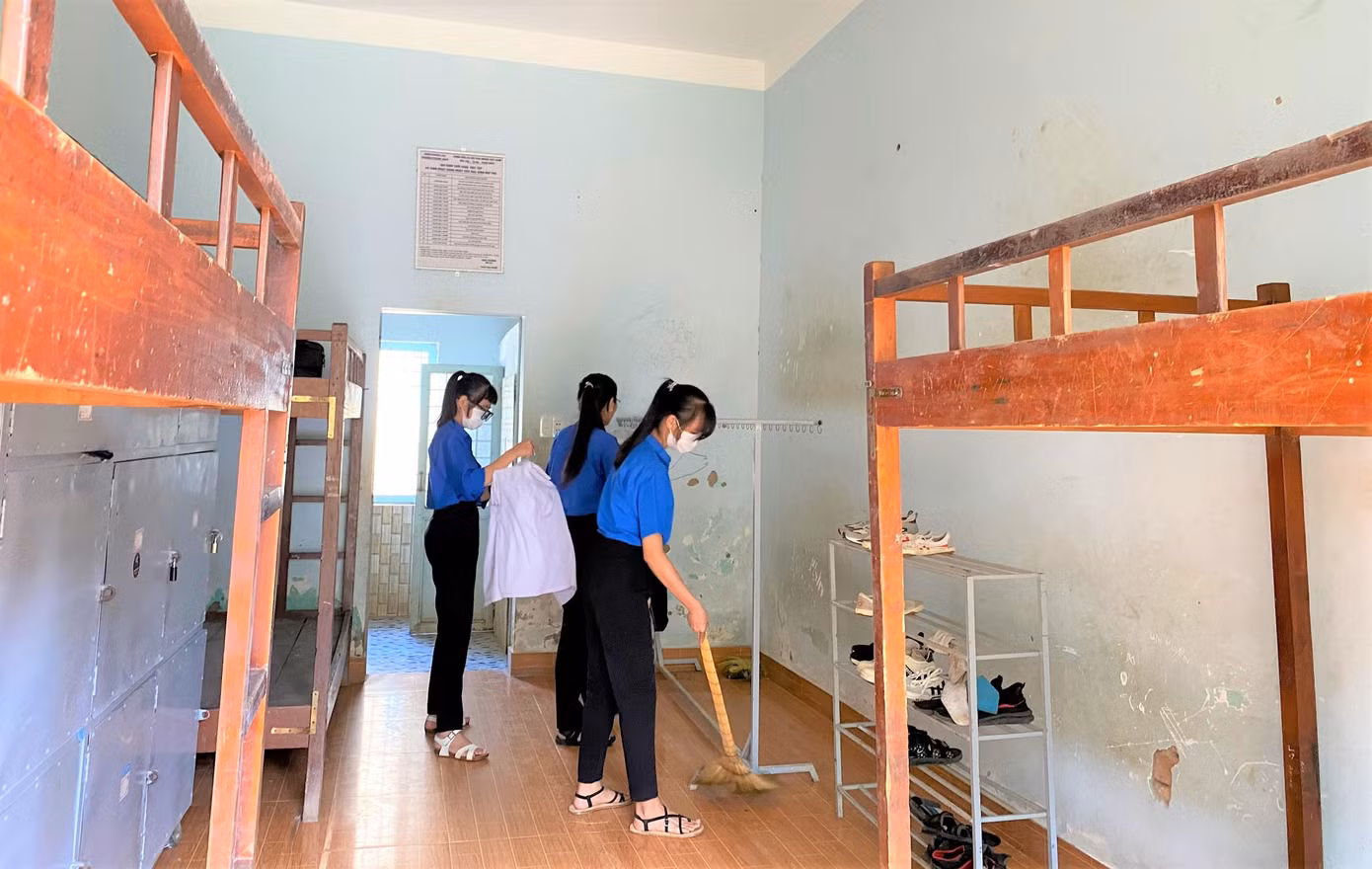 Các tình nguyện viên dọn dẹp nơi ở cho thí sinh ở lại