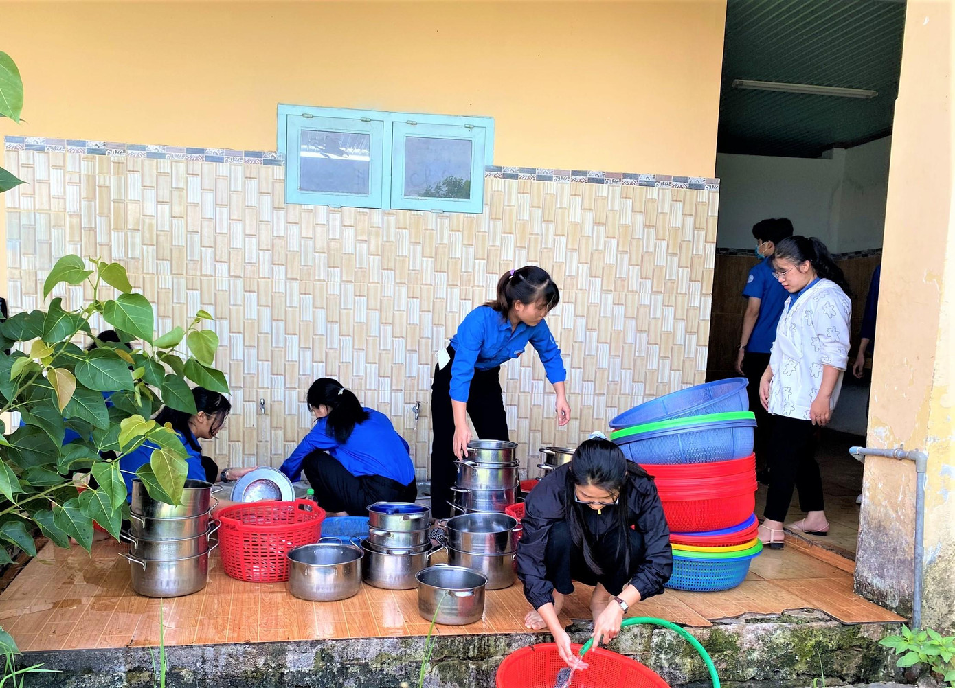 Các tình nguyện viên nhiệt tình hỗ trợ thí sinh vượt vũ môn