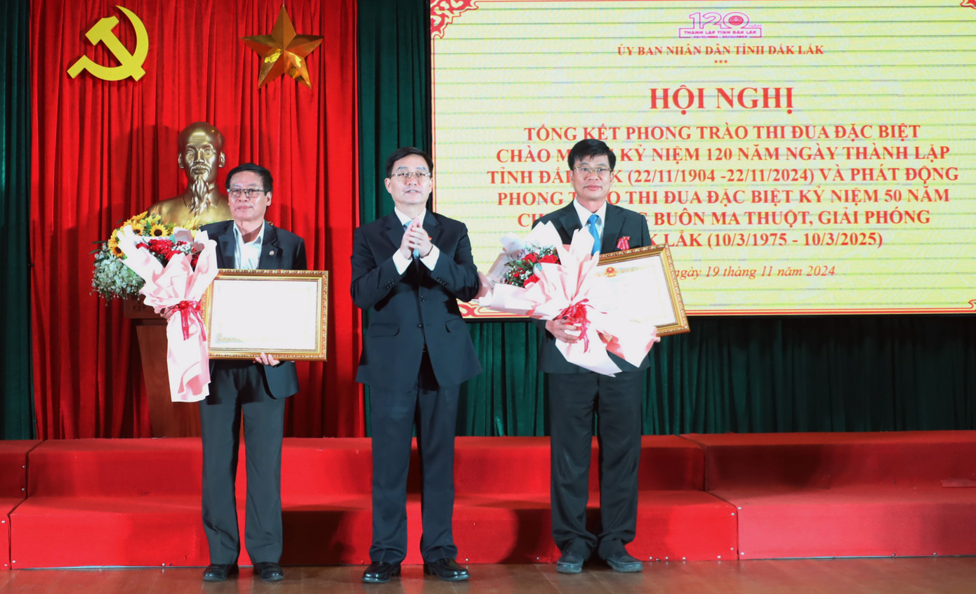 Giám đốc Sở Khoa học và Công nghệ (bên trái), Bí thư Huyện ủy Ea Súp (bên phải), nhận Huân chương Lao động hạng Nhì Giám đốc Sở Khoa học và Công nghệ (bên trái), Bí thư Huyện ủy Ea Súp (bên phải), nhận Huân chương Lao động hạng Nhì