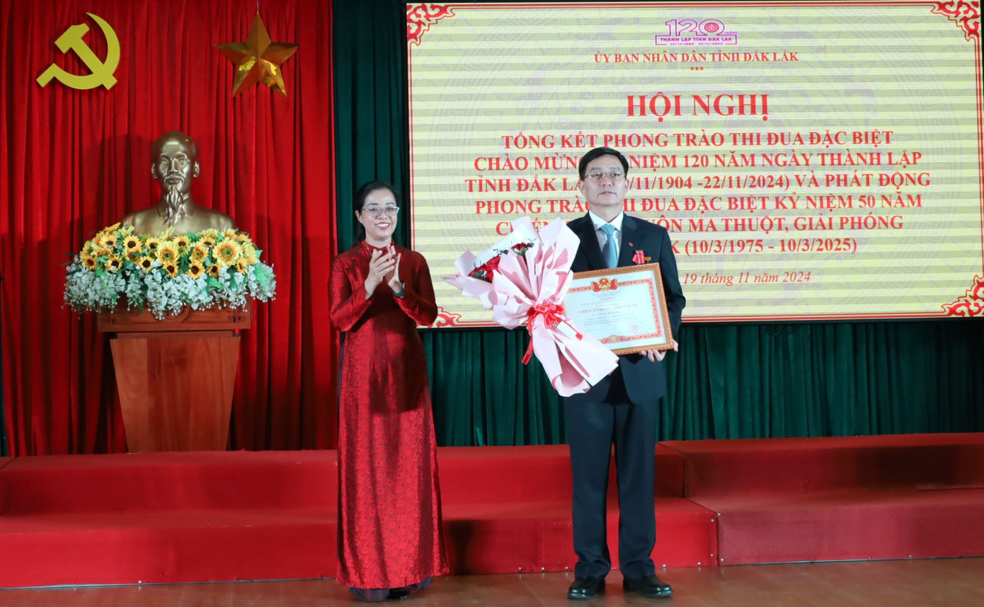 Ông Nguyễn Đình Trung - Bí thư Tỉnh ủy Đắk Lắk, nhận danh hiệu Chiến sĩ thi đua toàn quốc Ông Nguyễn Đình Trung - Bí thư Tỉnh ủy Đắk Lắk, nhận danh hiệu Chiến sĩ thi đua toàn quốc