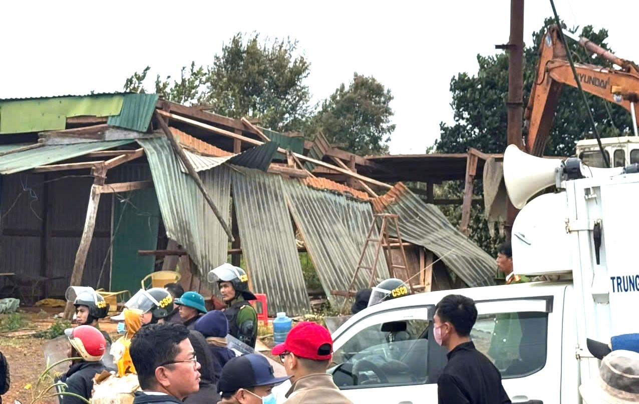 Đoàn cưỡng chế thực hiện nhiệm vụ. Đoàn cưỡng chế thực hiện nhiệm vụ.