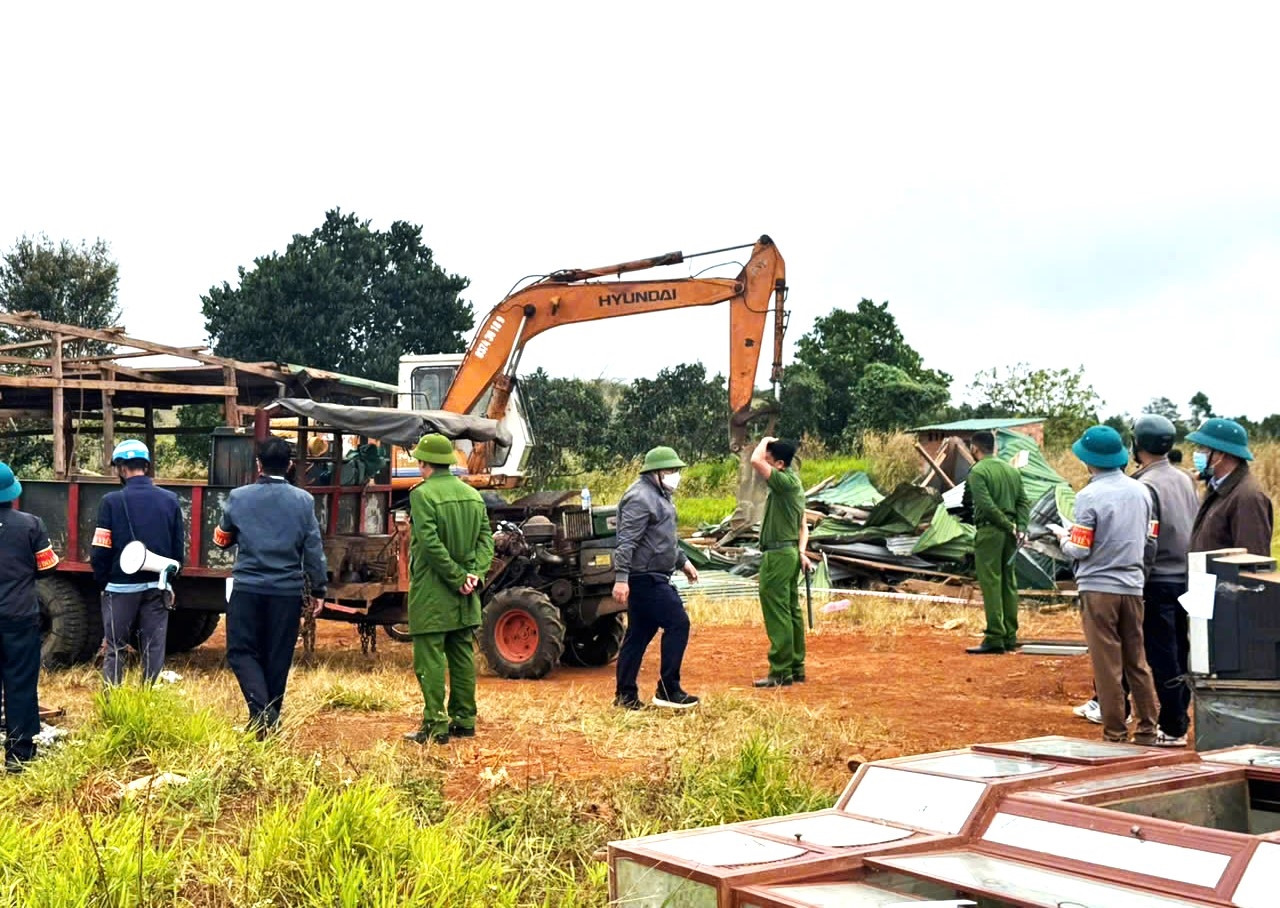 Đây là lần thứ 4, huyện Tuy Đức lập đoàn cưỡng chế những trường hợp lấn chiếm Đây là lần thứ 4, huyện Tuy Đức lập đoàn cưỡng chế những trường hợp lấn chiếm