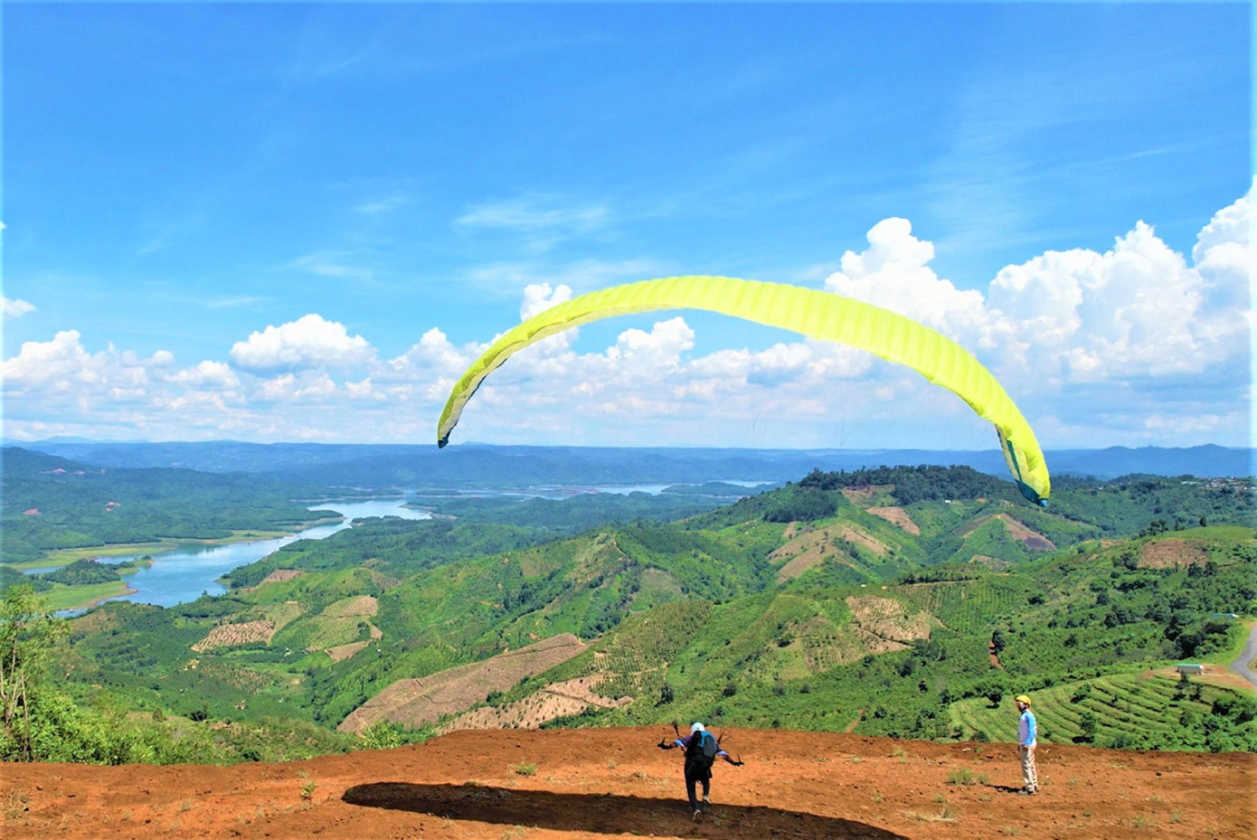 Ban tổ chức cho bay thử. Ảnh: Nguyễn Anh Dũng