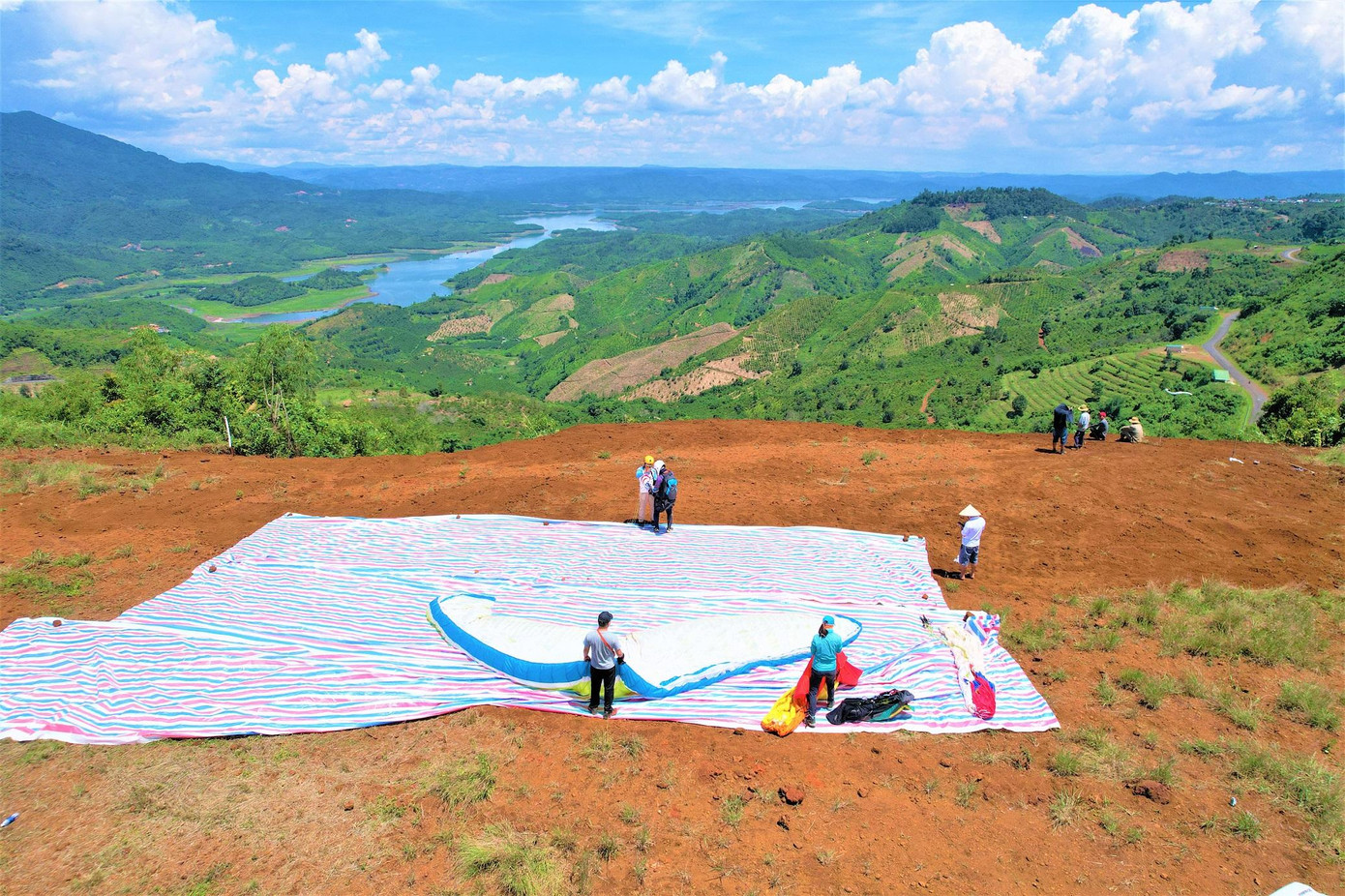 Ban tổ chức khảo sát địa điểm tổ chức. Ảnh: Nguyễn Anh Dũng